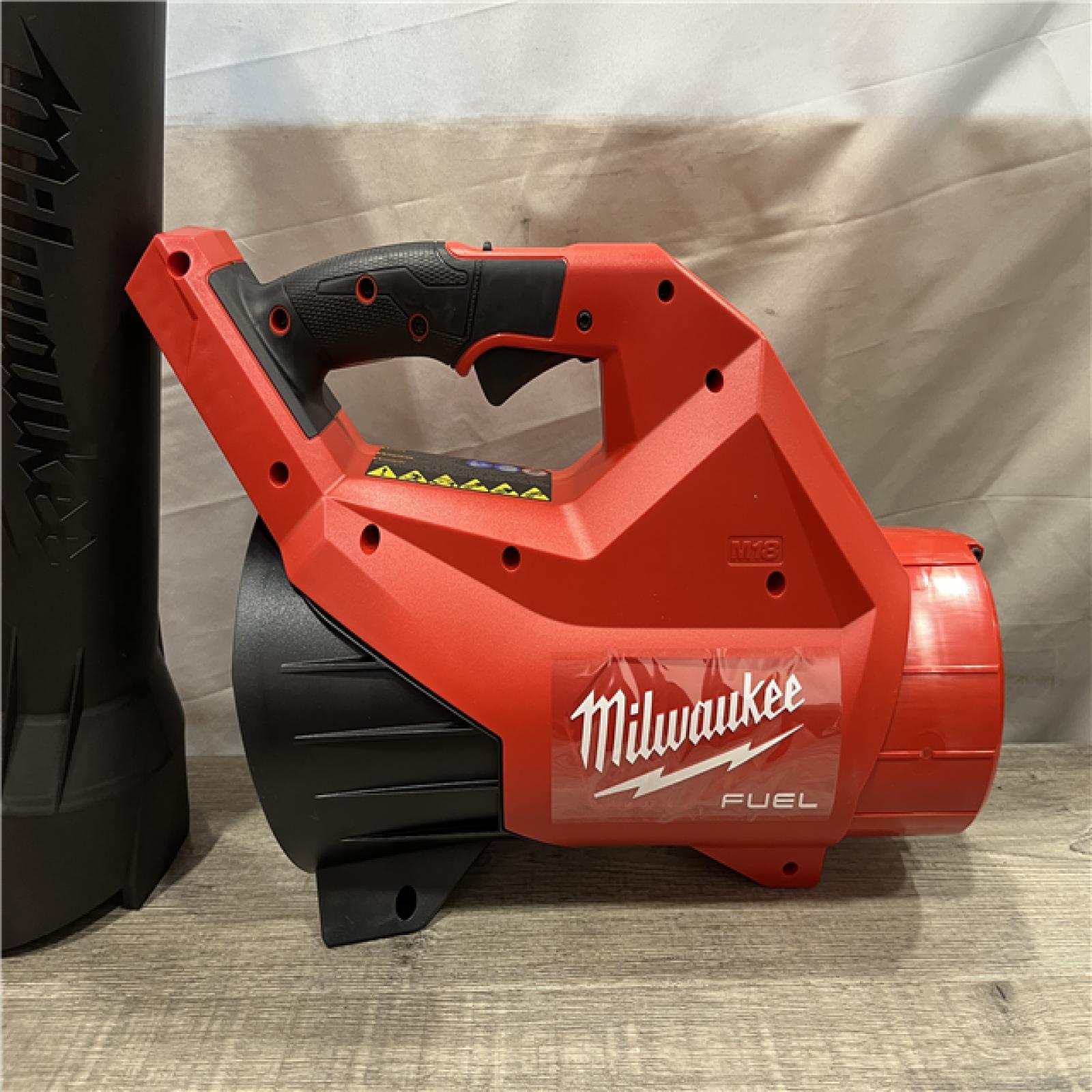AS-IS  Milwaukee FUEL 120 MPH 500 CFM 18V Brushless Cordless Battery Powered Leaf Blower Kit