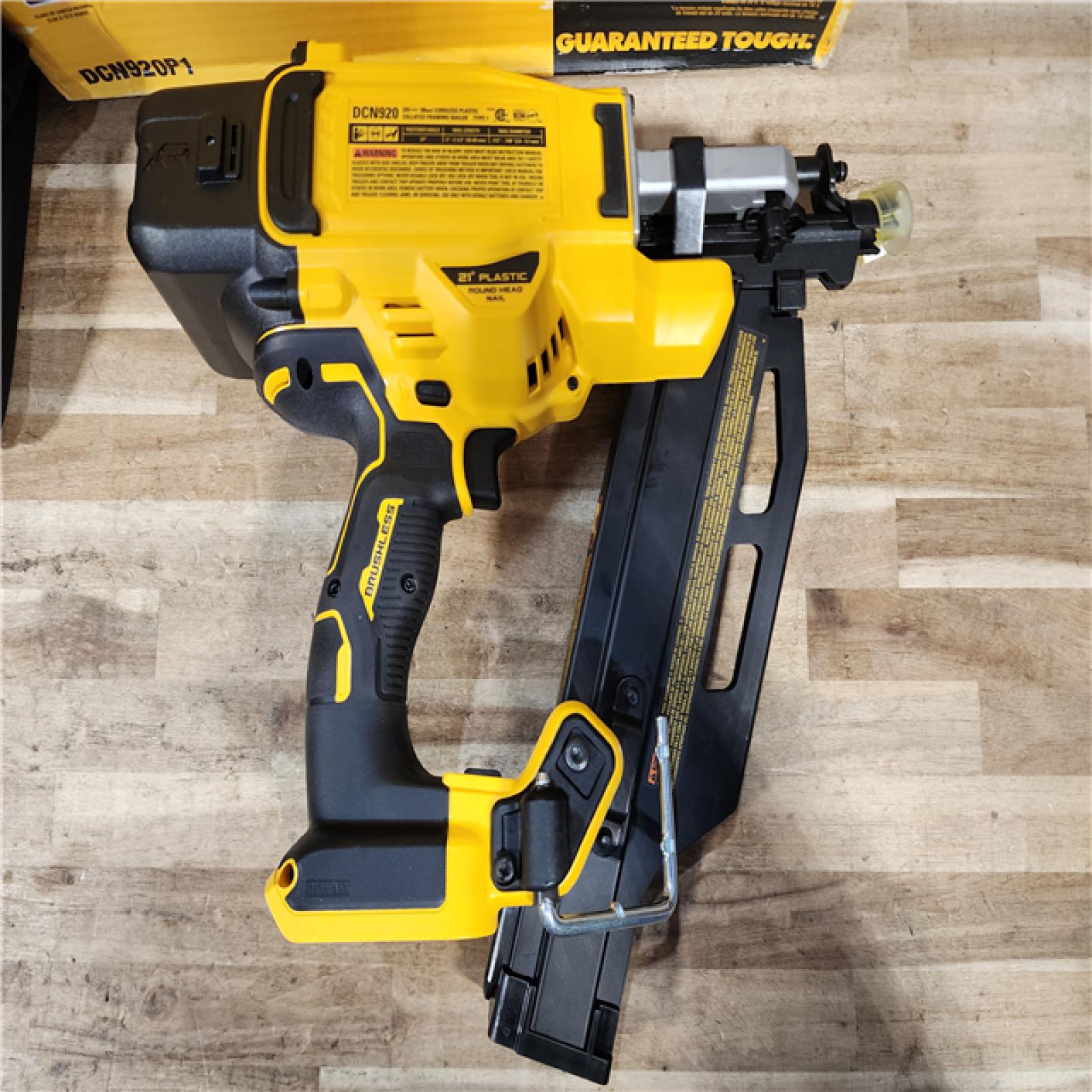 HOUSTON LOCATION - AS-IS (APPEARS LIKE NEW) DEWALT 20-Volt 21° Cordless Framing Nailer Kit