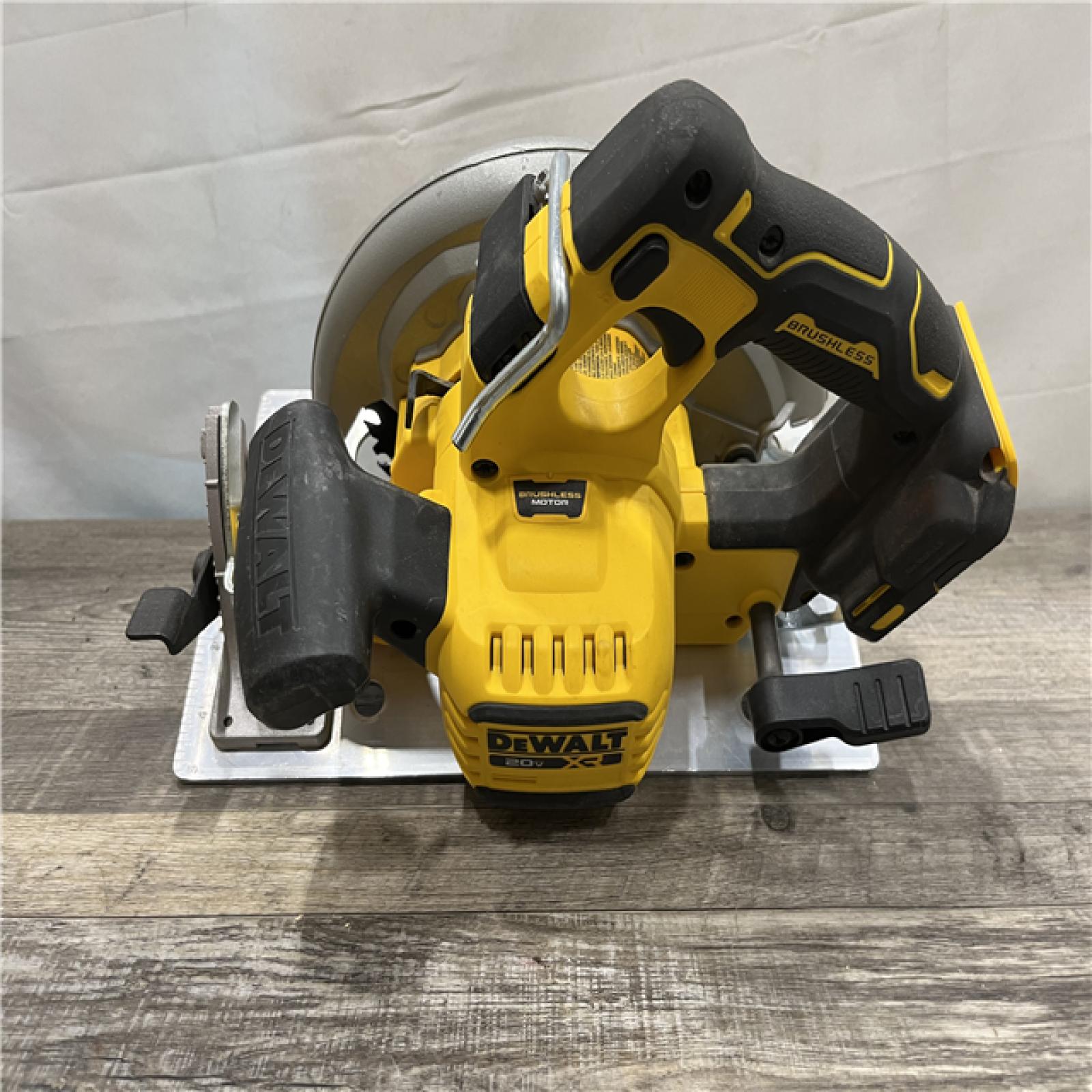 AS-IS DEWALT 20-Volt MAX 7-1/4 in. Cordless Circular Saw (Tool Only)