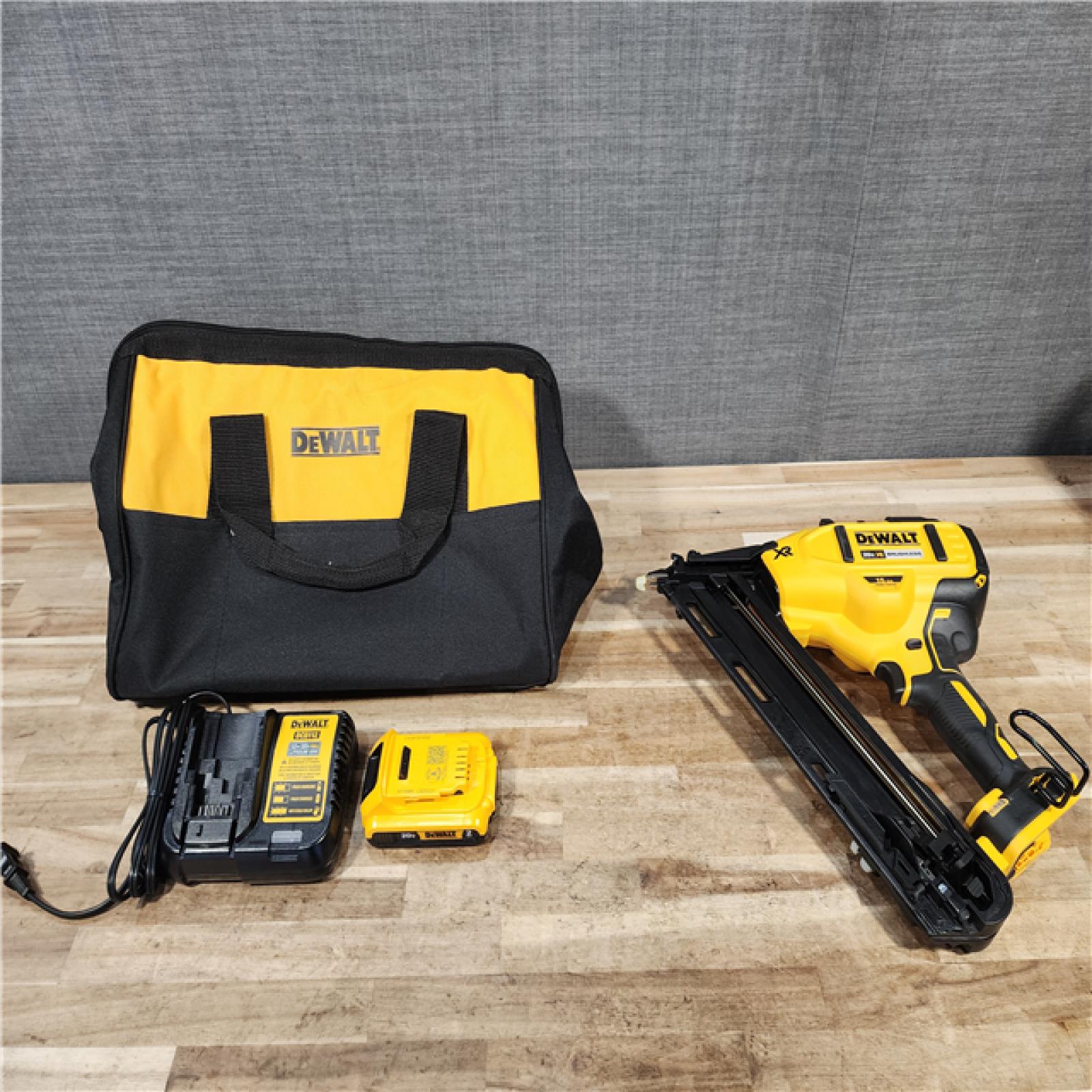 HOUSTON LOCATION - AS-IS DEWALT 20V MAX XR Lithium-Ion Cordless 2-1/2 in. 15-Gauge Finish Nailer Kit