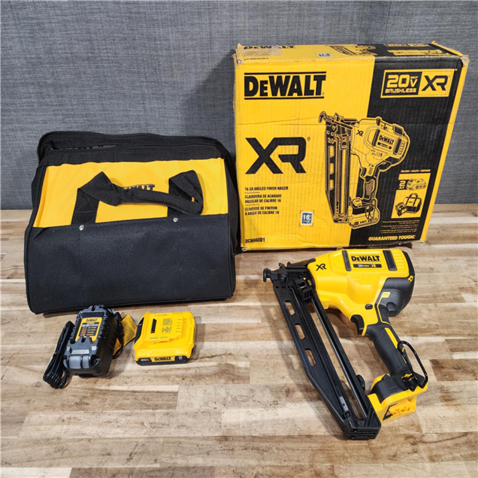 HOUSTON LOCATION - AS-IS DEWALT 20V MAX XR 16-Gauge Electric Cordless Angled Finishing Nailer Kit