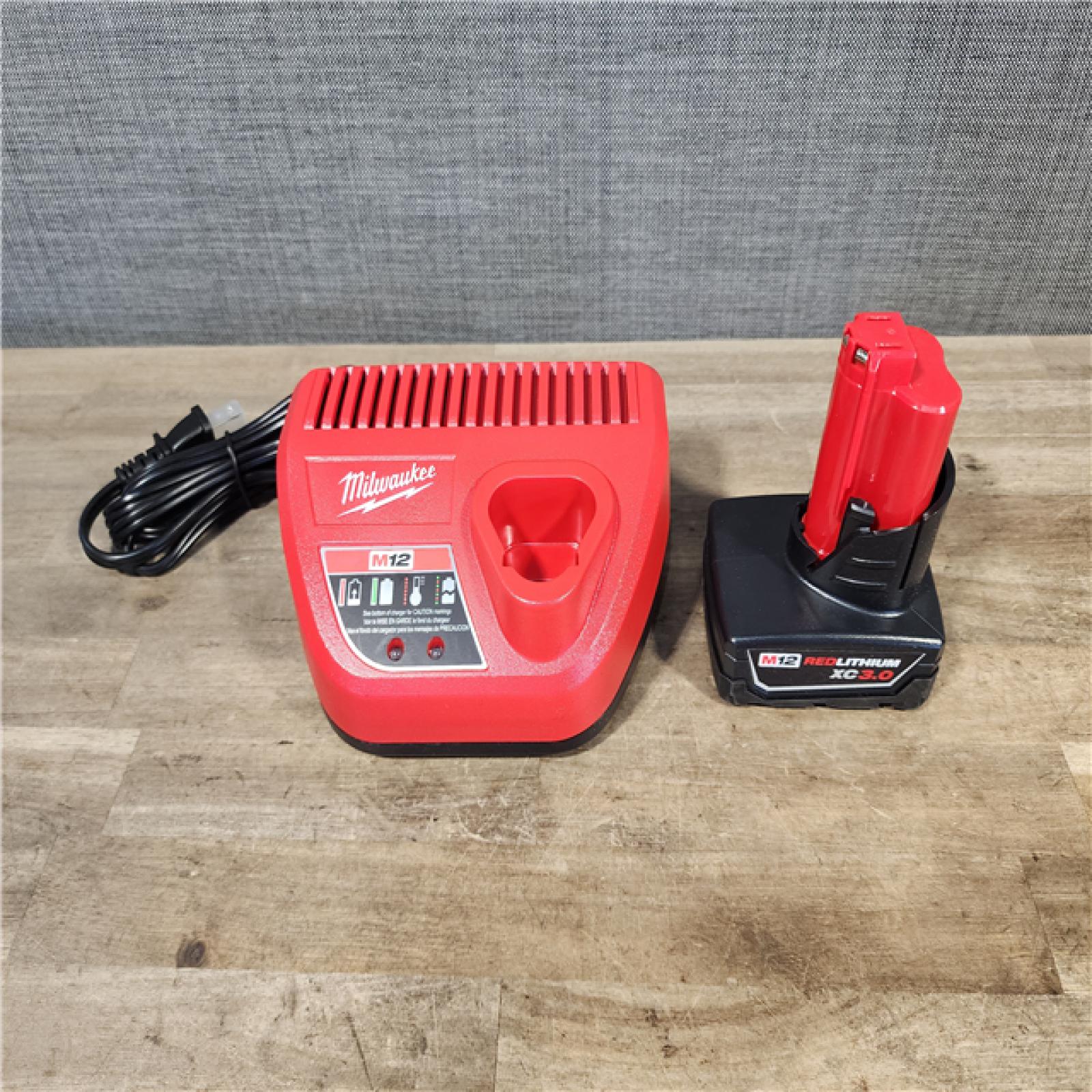 HOUSTON LOCATION - AS-IS Milwaukee Green 125 Ft. Cross Line and Plumb Points Laser Level Kit