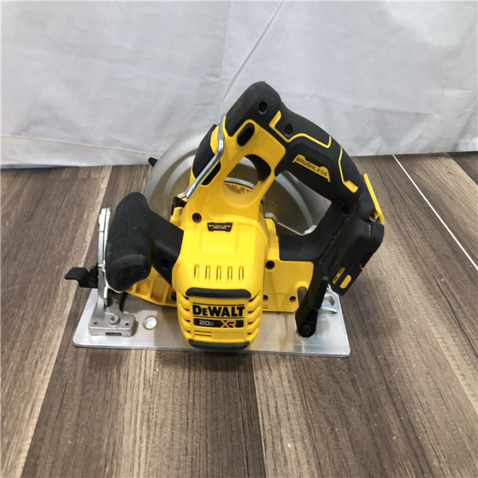 AS-IS DEWALT 20-Volt MAX 7-1/4 in. Cordless Circular Saw (Tool Only)