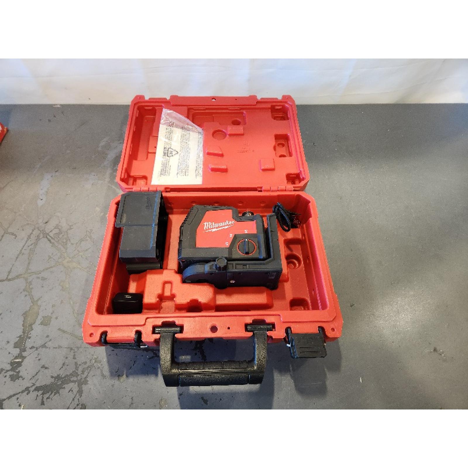 AS-IS- Milwaukee- Green Beam Laser Cross Line Plumb Point Rechargeable USB Kit