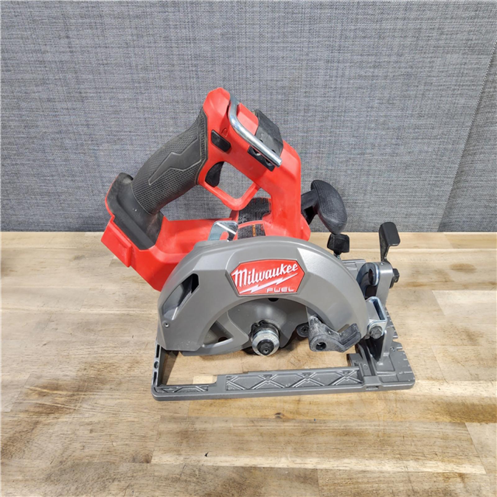 HOUSTON LOCATION - AS-IS Milwaukee Tools M18 FUEL 7-1/4 Circular Saw (Tool Only) 2834-20