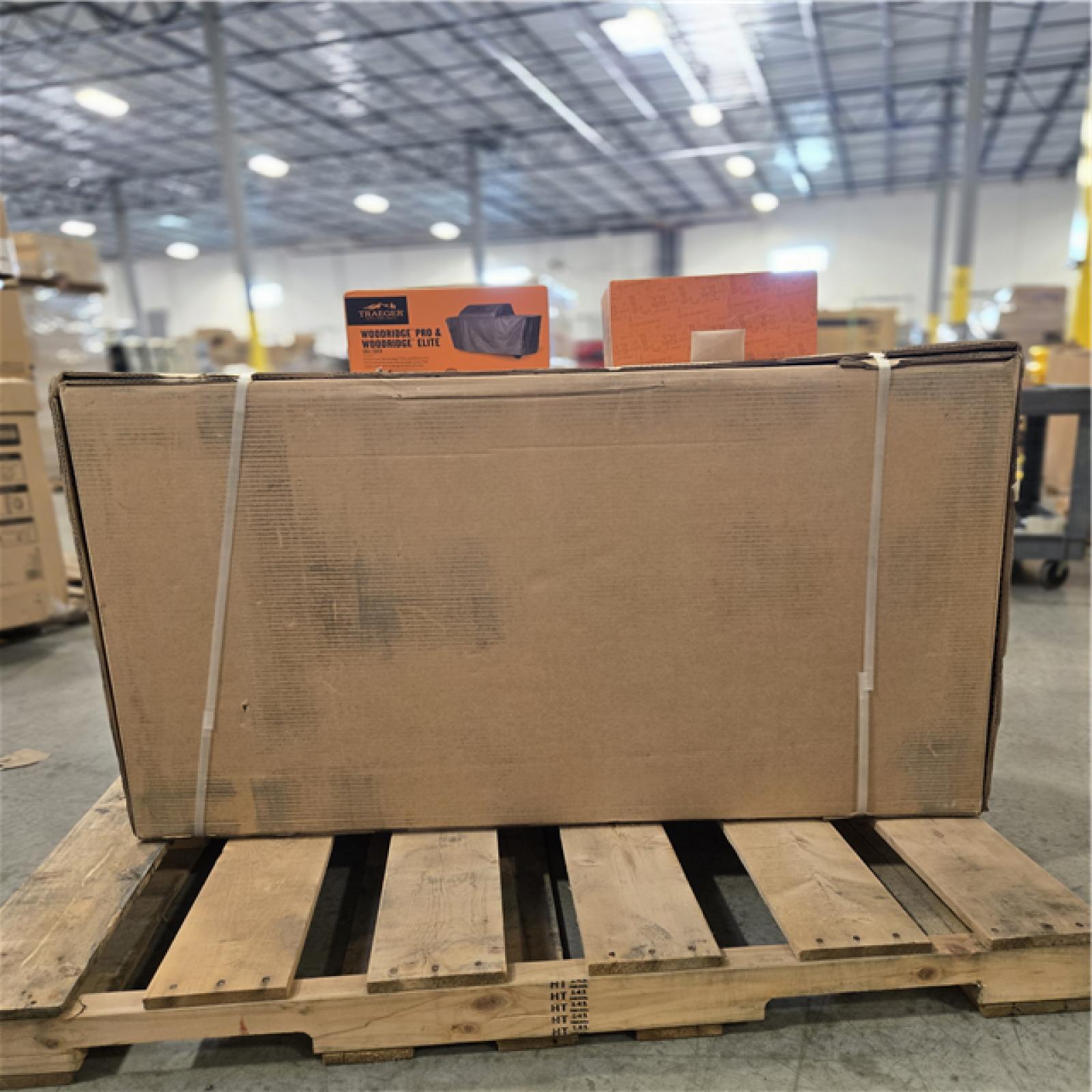 DALLAS LOCATION- NEW! Traeger Woodridge Pro Wi-Fi Pellet Grill and Smoker in Black