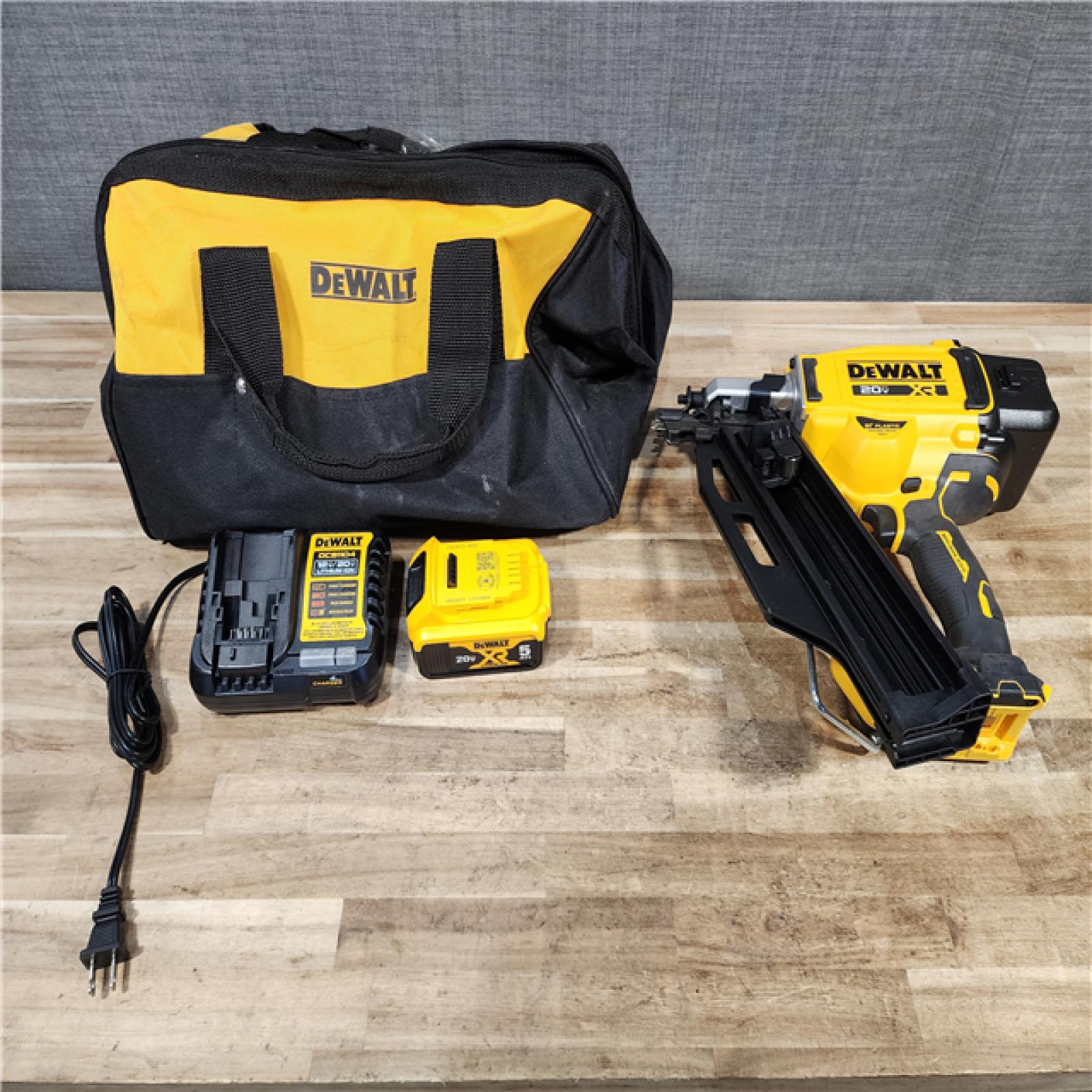 HOUSTON LOCATION - AS-IS DEWALT 20-Volt 21° Cordless Framing Nailer W/ BATTERY & CHARGER