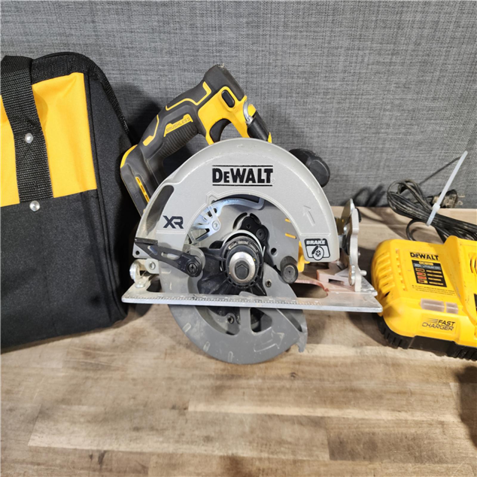 HOUSTON LOCATION - AS-IS DEWALT 20V MAX Lithium-Ion 7-1/4 in. Cordless Circular Saw Kit with 8.0 Ah Battery, Charger and Kit Bag