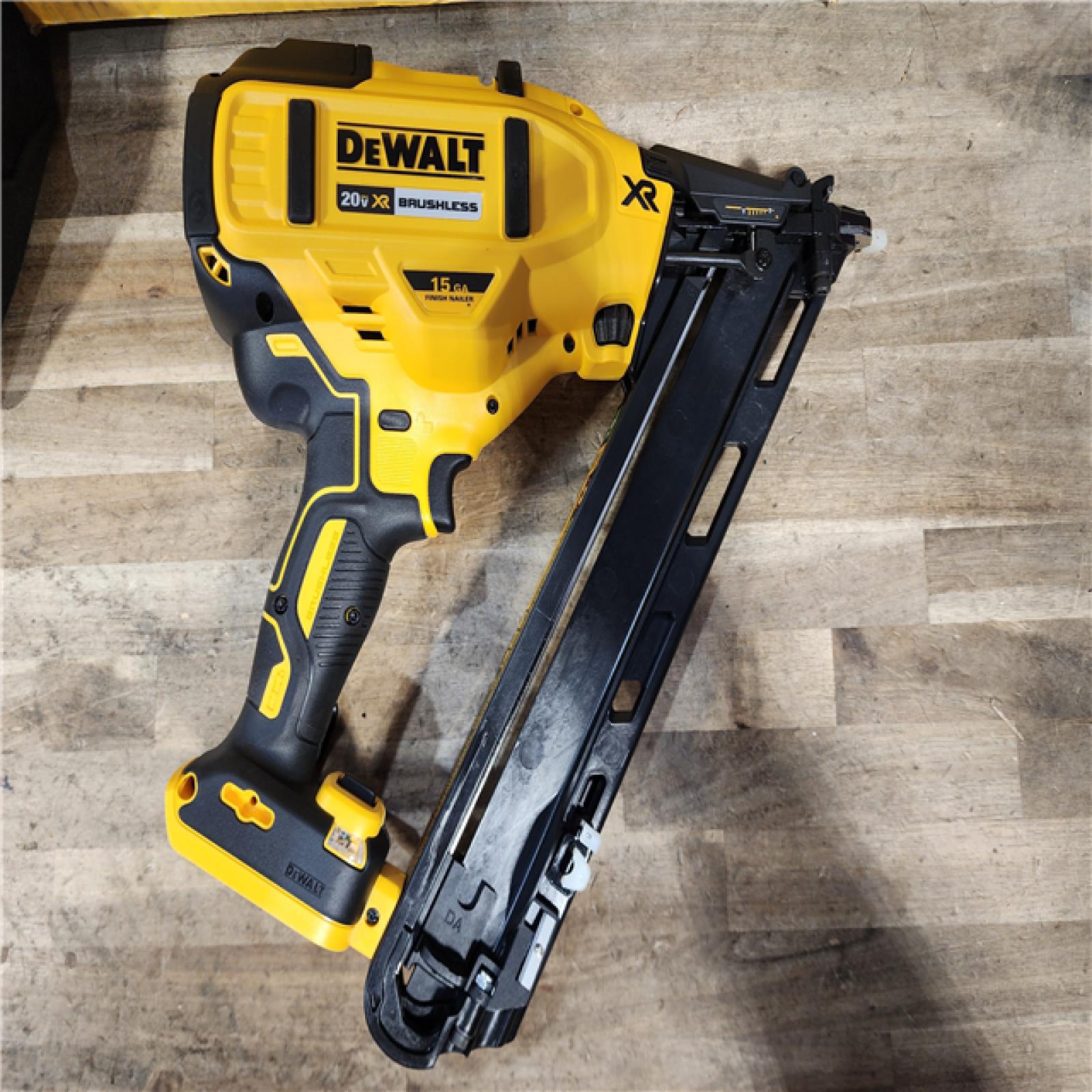 HOUSTON LOCATION - AS-IS DeWalt 15 GA ANGLED FINISH NAILER KIT W/ BATTERY & CHARGER