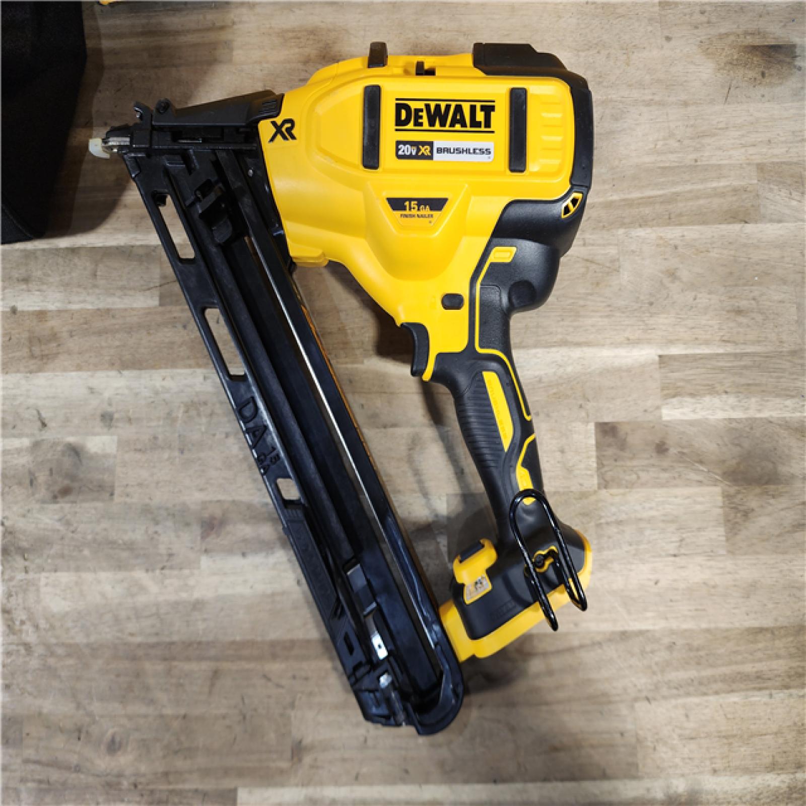 HOUSTON LOCATION - AS-IS DeWalt 15 GA ANGLED FINISH NAILER KIT W/ BATTERY & CHARGER