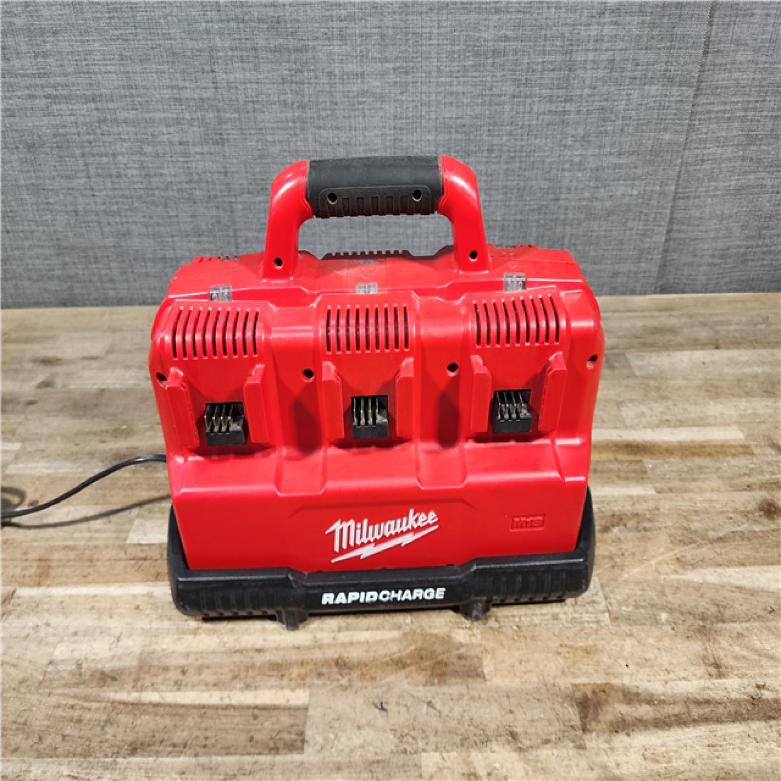 HOUSTON LOCATION - AS-IS Milwaukee 12-Volt/18-Volt Lithium-Ion Multi-Voltage 6-Port Sequential Rapid Battery Charger