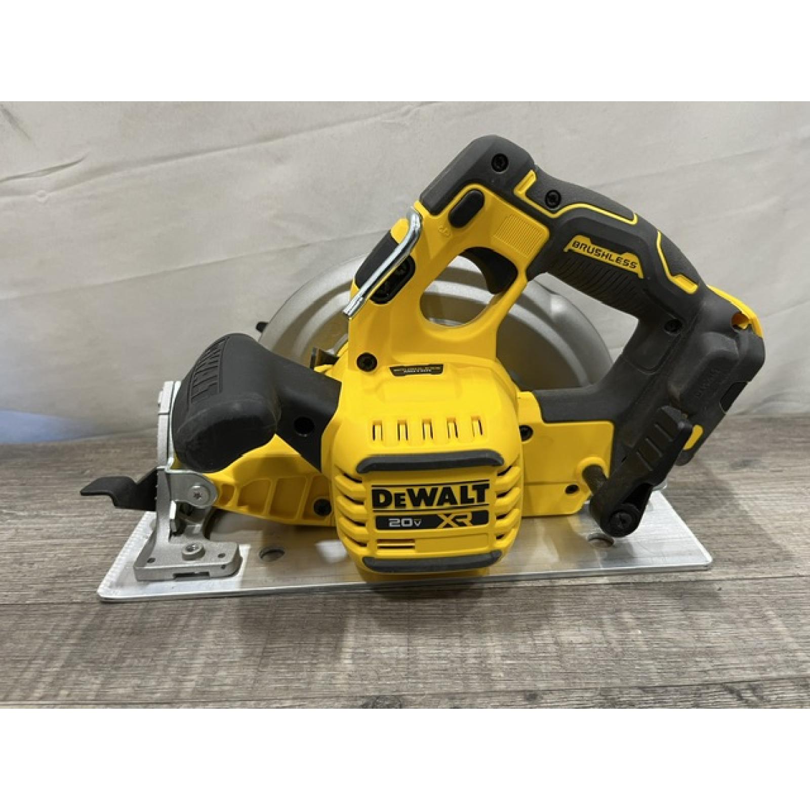 AS-IS DEWALT 20-Volt MAX 7-1/4 in. Cordless Circular Saw (Tool Only)