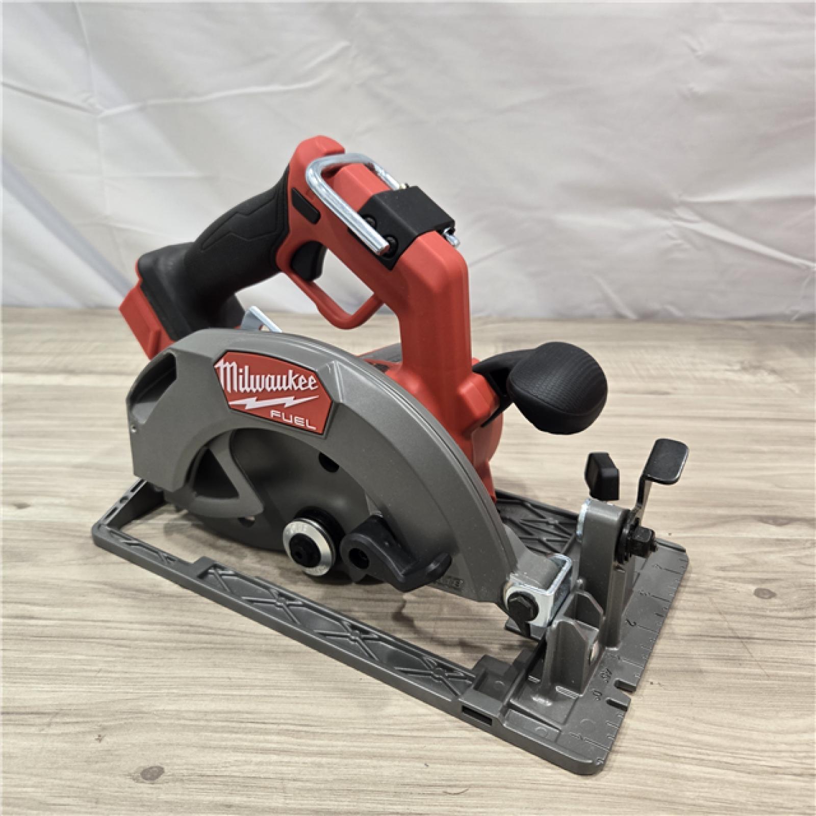 LIKE NEW! - Milwaukee Tools M18 FUEL 7-1/4 Circular Saw (Tool Only) 2834-20