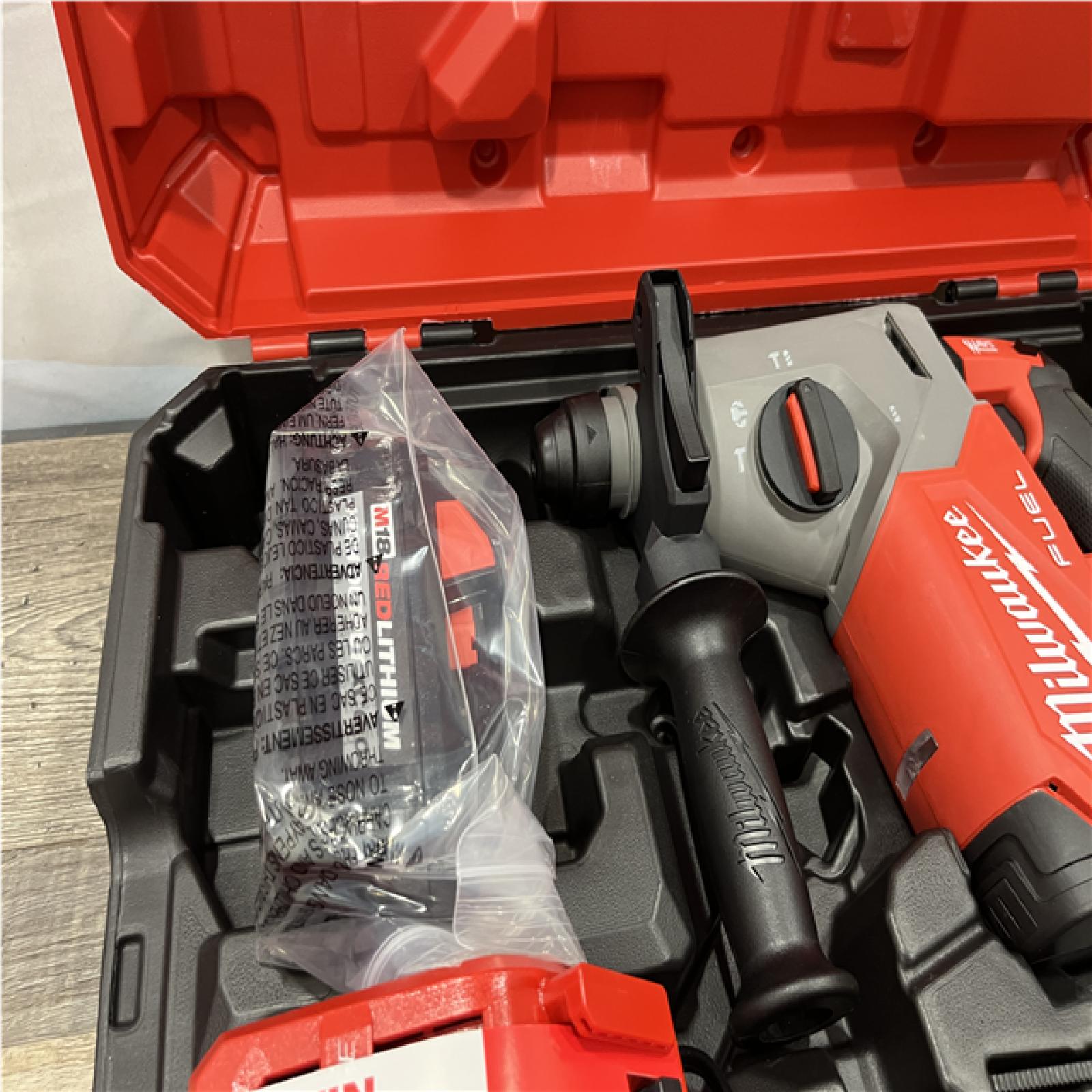 NEW - Milwaukee FUEL 18V Lithium-Ion Brushless 1 in. Cordless SDS-Plus Rotary Hammer Kit