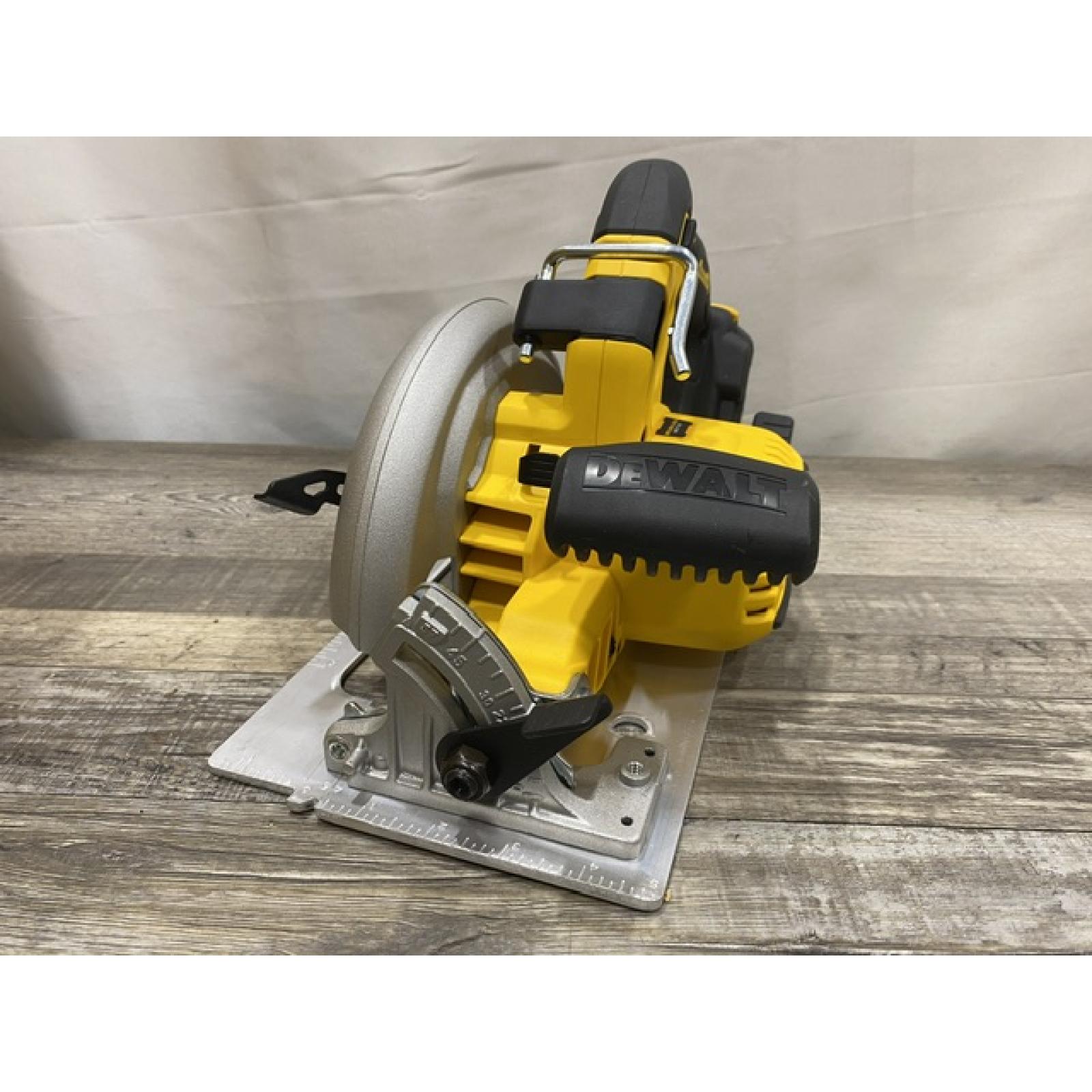 AS-IS DEWALT 20V MAX Lithium-Ion 7-1/4 in. Cordless Circular Saw Kit