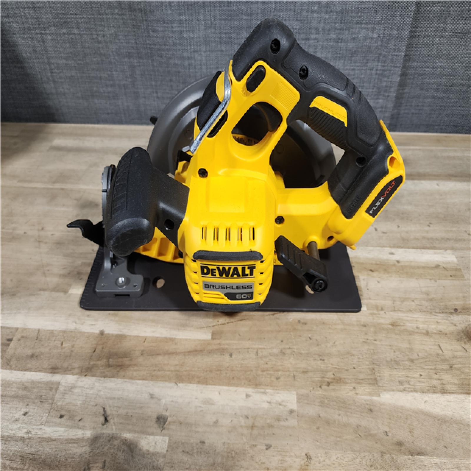HOUSTON LOCATION - AS-IS DeWALT Flexvolt Max 7-1/4  60V Brushless Circular Saw (Tool Only)