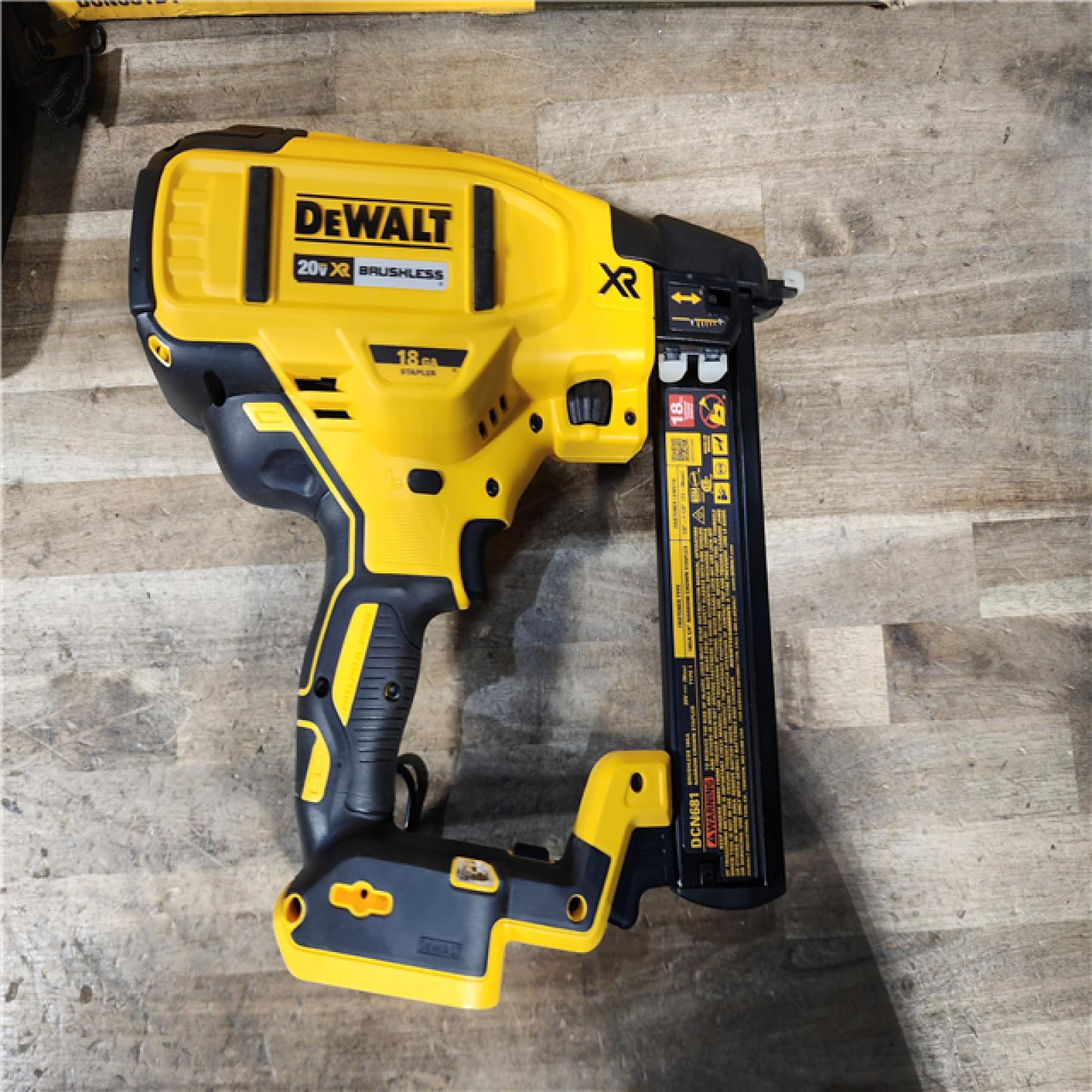 HOUSTON LOCATION - AS-IS DeWALT DCN681D1 20V MAX 18ga Cordless Brushless Narrow Crown Stapler Kit w/ BATTERY & CHARGER