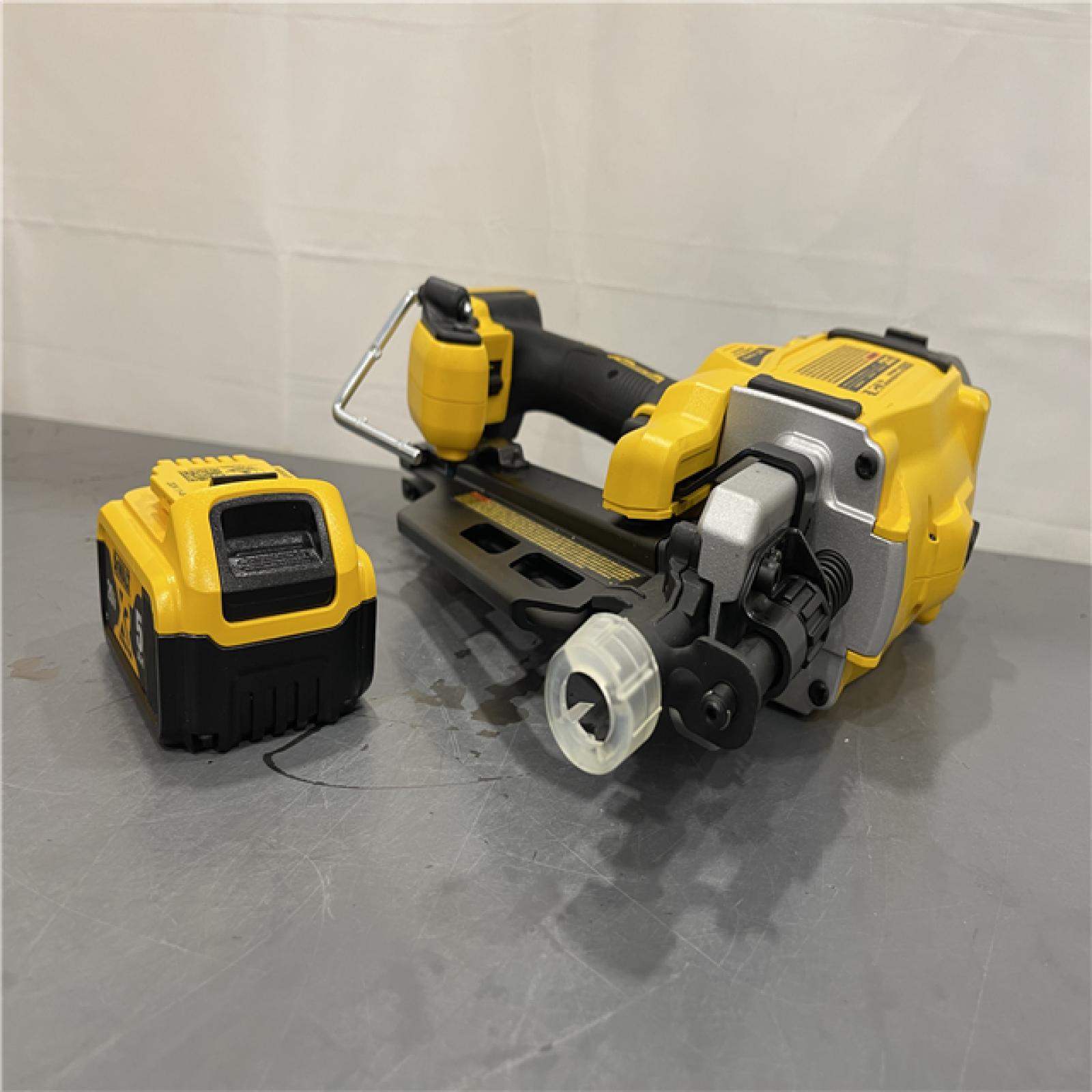AS-IS - DeWalt 20V MAX Cordless 30 Deg Framing Nailer Kit