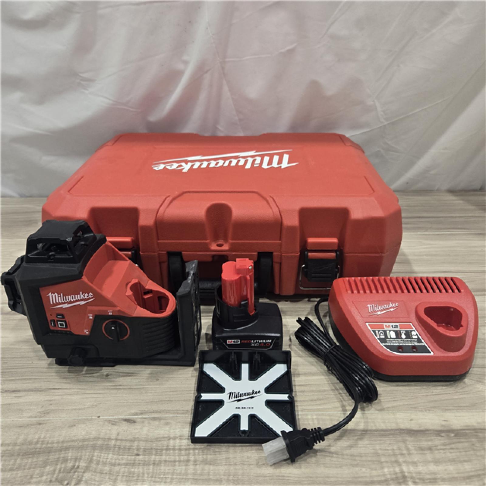 AS-IS Milwaukee-3632-21 M12 Green Beam Laser 360° 3-Plane Kit