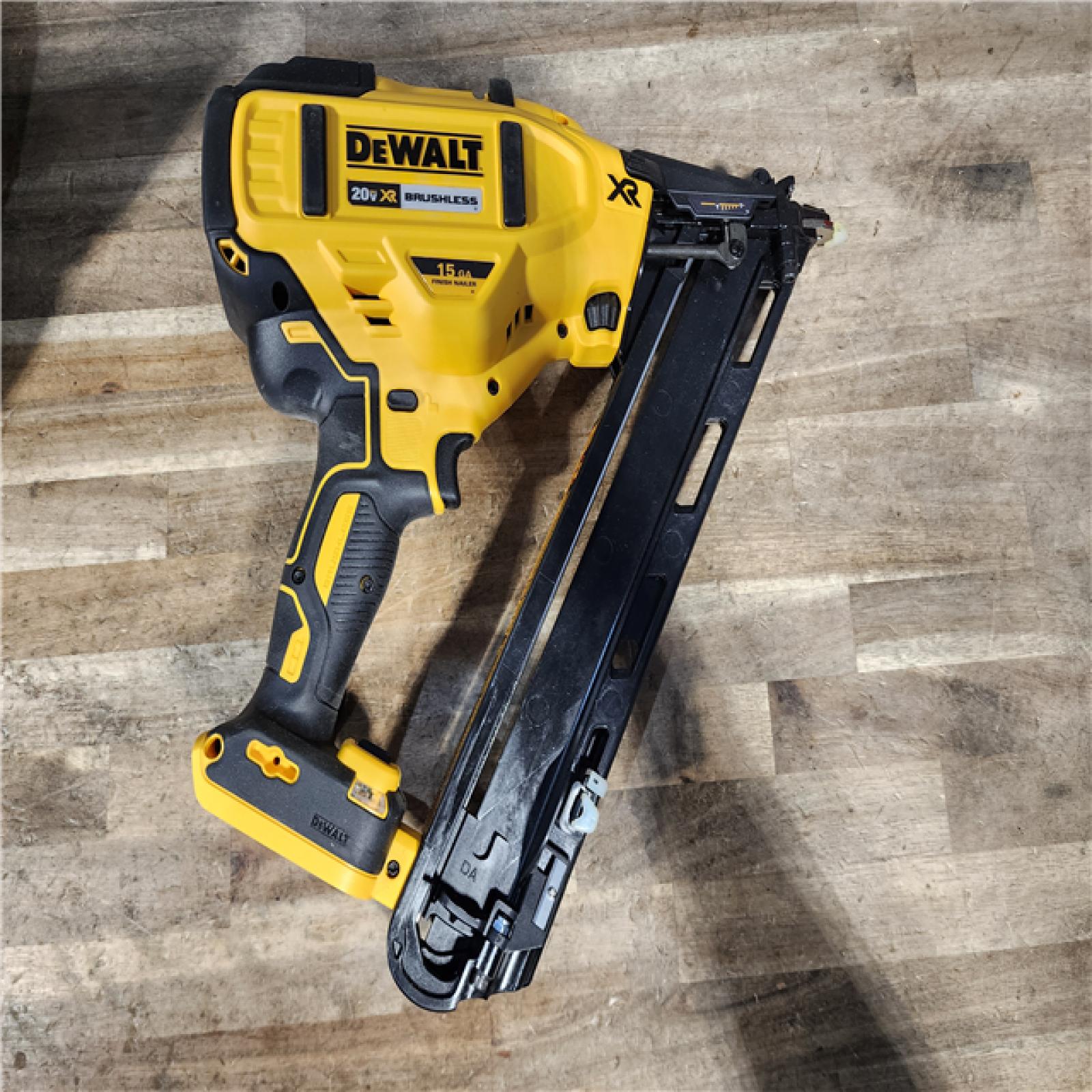 HOUSTON LOCATION - AS-IS DeWalt 15 GA ANGLED FINISH NAILER KIT W/ BATTERY & CHARGER