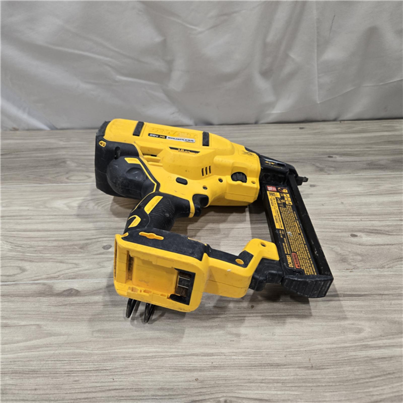 AS-IS DeWALT DCN681D1 20V MAX 18ga Cordless Narrow Crown Stapler Kit