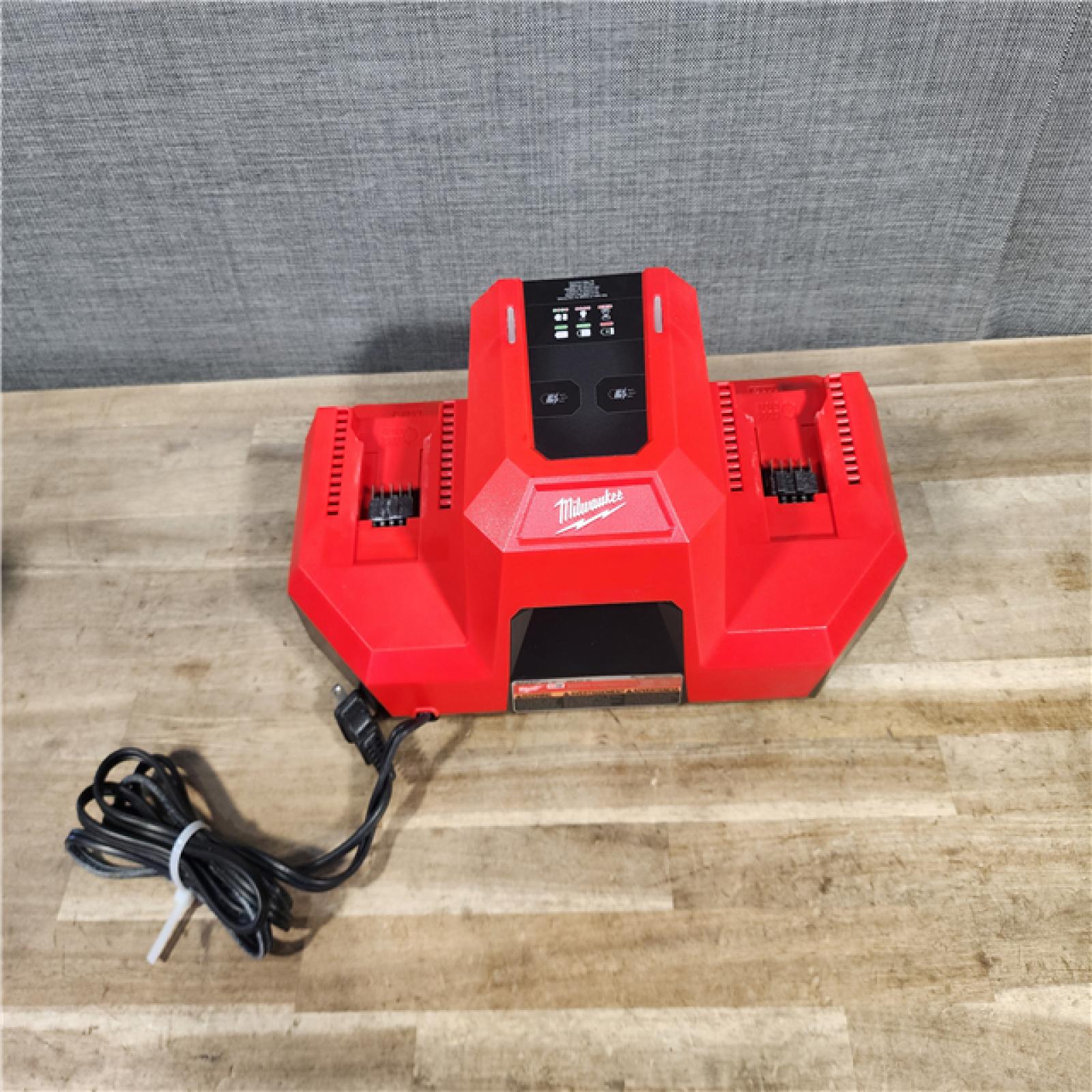 HOUSTON LOCATION - AS-IS Milwaukee 48-59-1815 M18 18V Dual Bay Simultaneous Super Charger (TOOL ONLY)