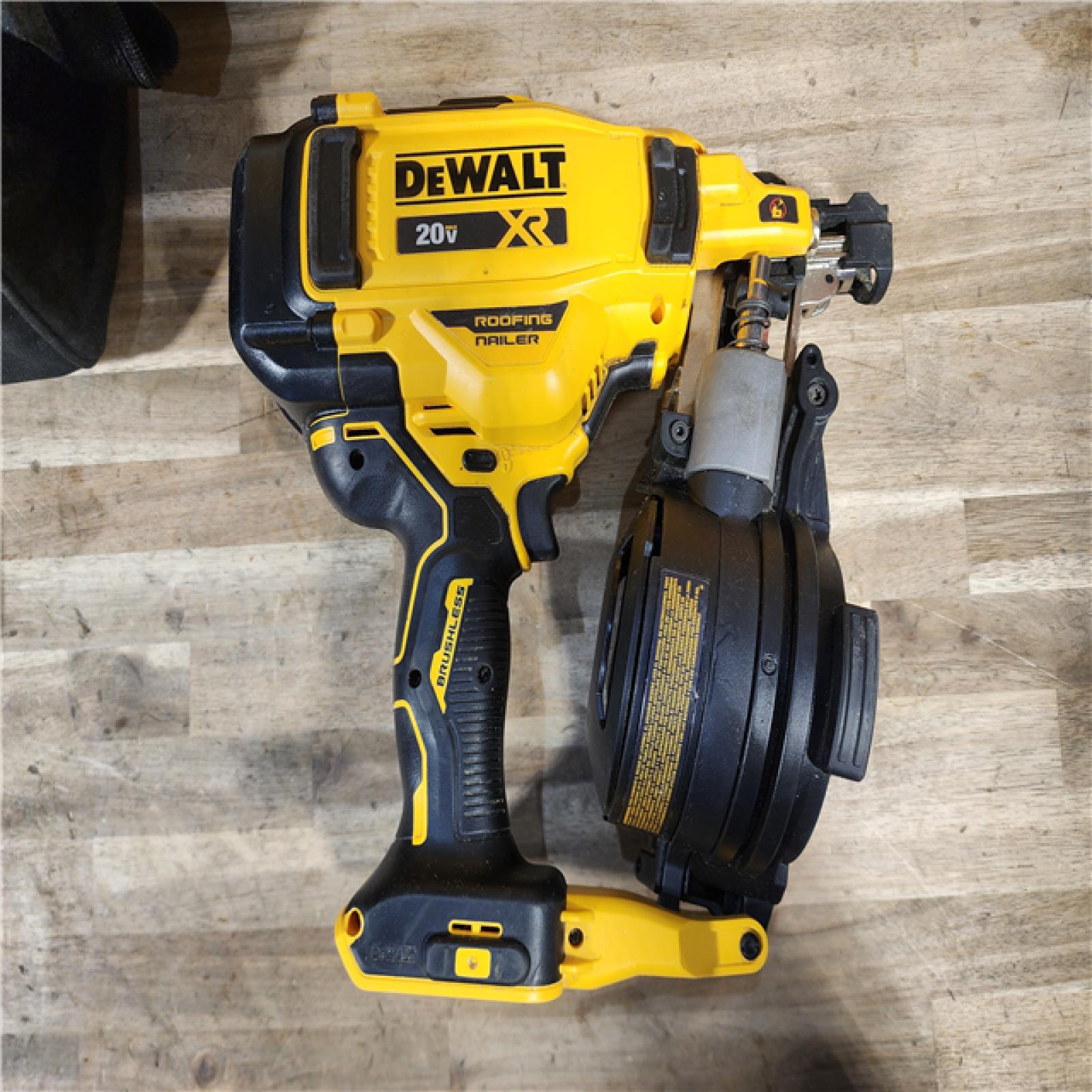 HOUSTON LOCATION - AS-IS DEWALT Roofing Nailer Cordless Kit w/ Battery & Charger