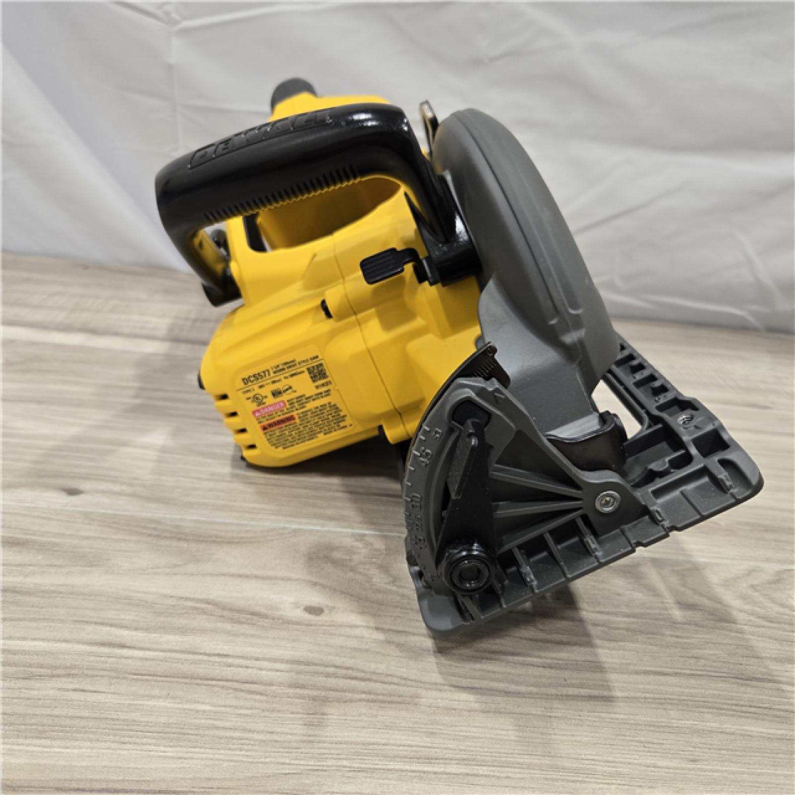LIKE NEW! - DEWALT 60V FLEXVOLT MAX Lithium-Ion 7-1/4 Brushless Cordless Wormdrive Style Circular Saw Kit 9.0 Ah