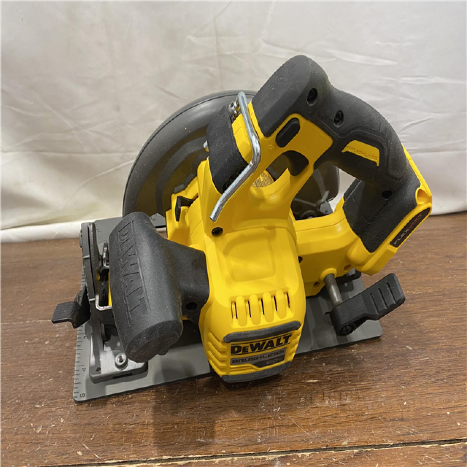AS-IS DeWALT Flexvolt Max 7-1/4  60V Brushless Circular Saw DCS578B