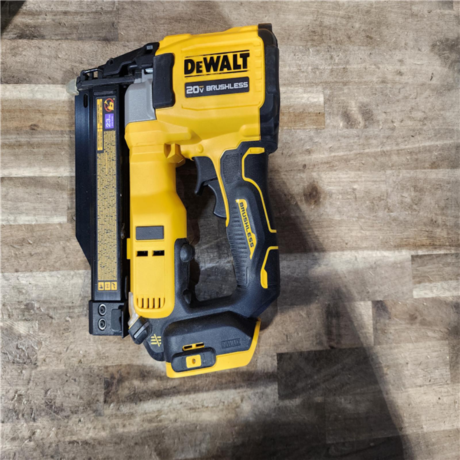 HOUSTON LOCATION - AS-IS DEWALT ATOMIC 20V MAX Lithium Ion Cordless 23 Gauge Pin Nailer Kit