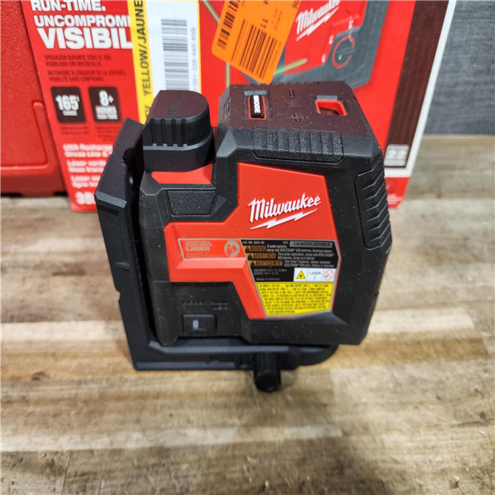 HOUSTON LOCATION - AS-IS (APPEARS LIKE NEW) Milwaukee Green 100 ft. Cross Line and Plumb Points Rechargeable Laser Level