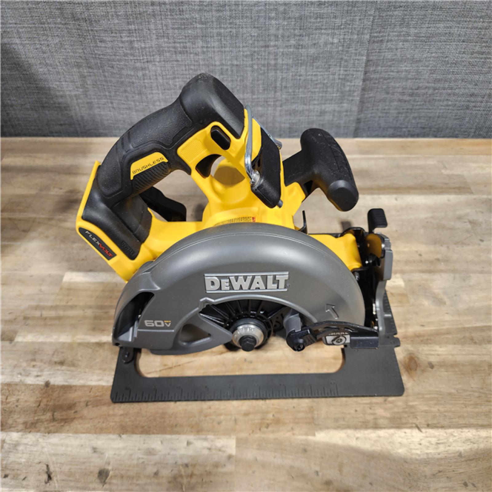 HOUSTON LOCATION - AS-IS (APPEARS LIKE NEW) DeWALT Flexvolt Max 7-1/4  60V Brushless Circular Saw (Tool Only)