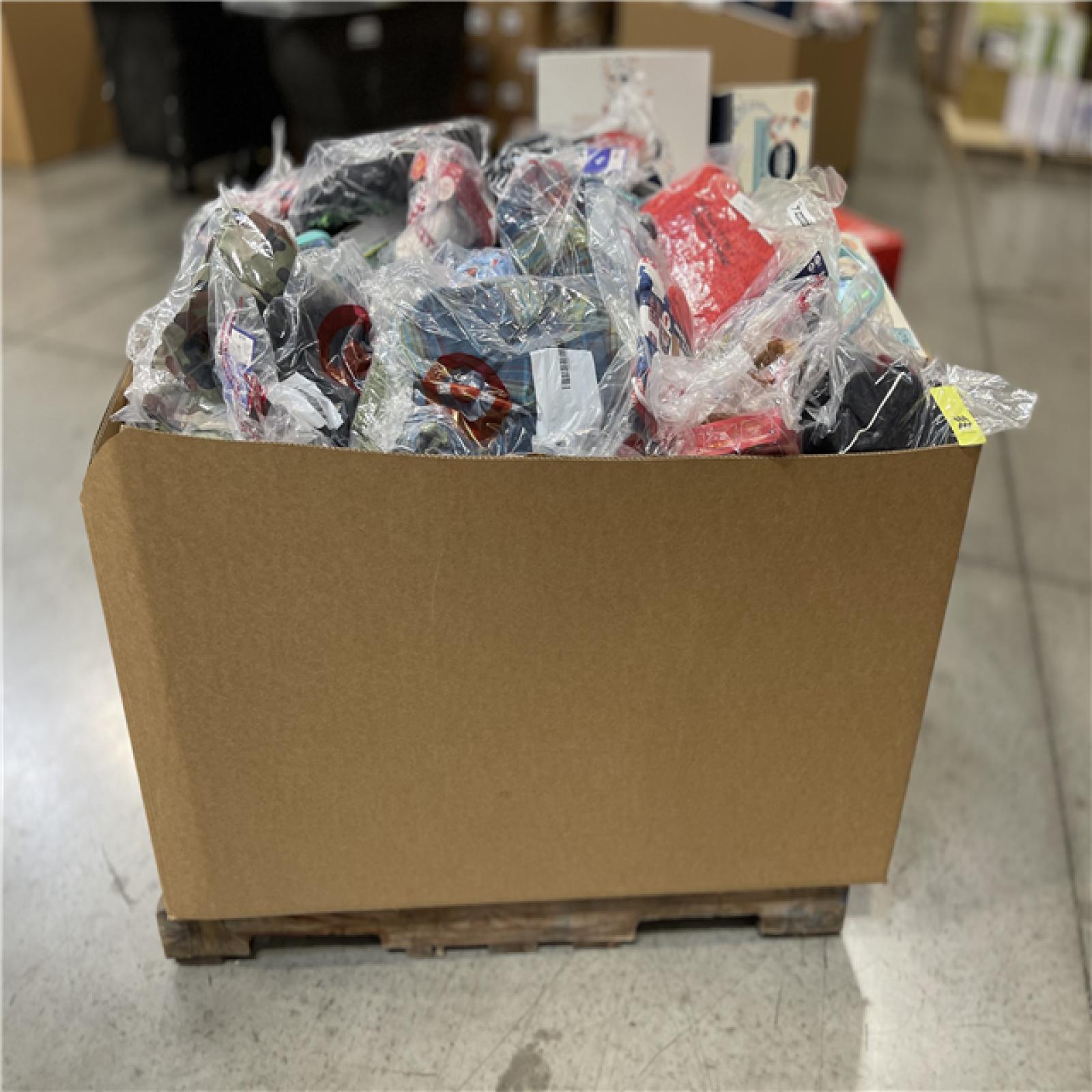 DALLAS LOCATION- NEW! BULLSEYE MIXED APPAREL PALLET- (400 UNITS)