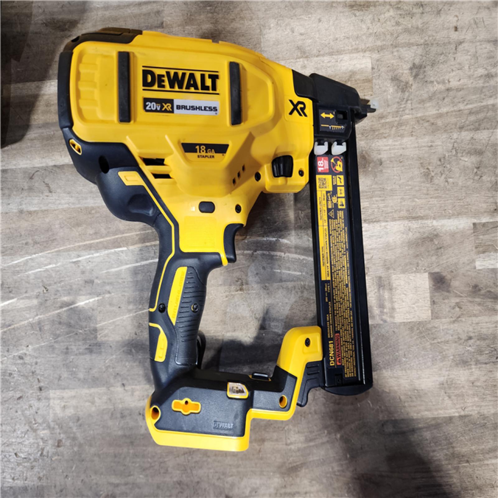 HOUSTON LOCATION - AS-IS DeWALT DCN681D1 20V MAX 18ga Cordless Brushless Narrow Crown Stapler Kit w/ BATTERY & CHARGER