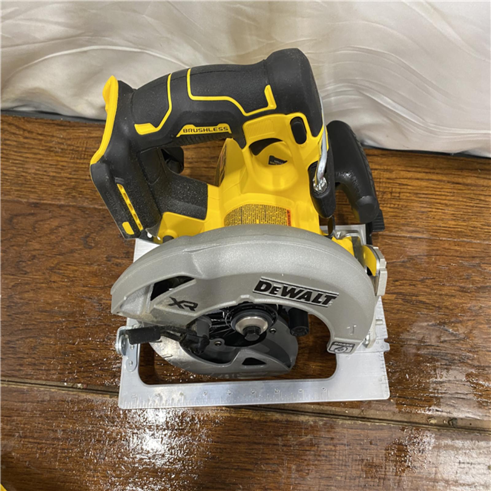 AS-IS DEWALT 20-Volt MAX 7-1/4 in. Cordless Circular Saw (Tool Only)