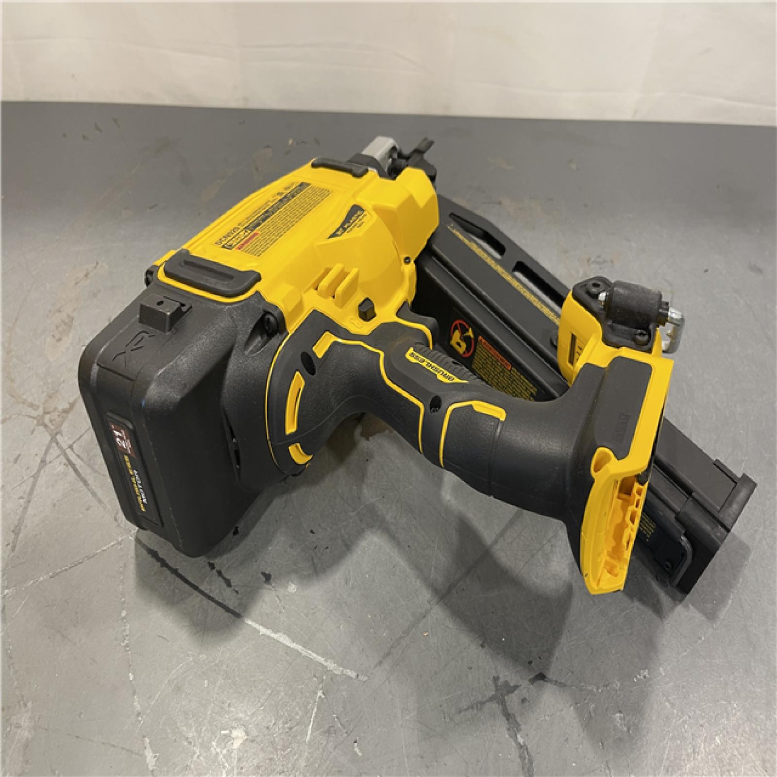 AS-IS - DEWALT 20-Volt 21° Cordless Framing Nailer