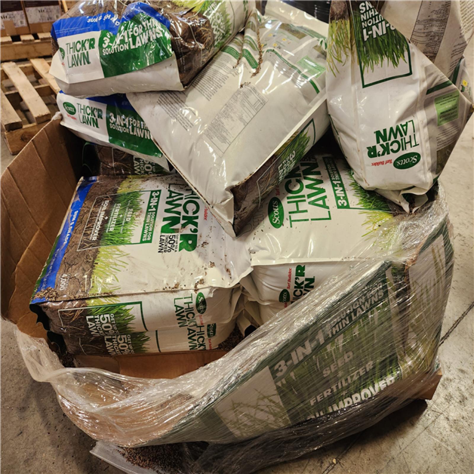 Phoenix Location Scotts Turf Builder 40 lbs. 4,000 sq. ft. THICK'R LAWN Grass Seed, Fertilizer, and Soil Improver for Sun & Shade Pallet