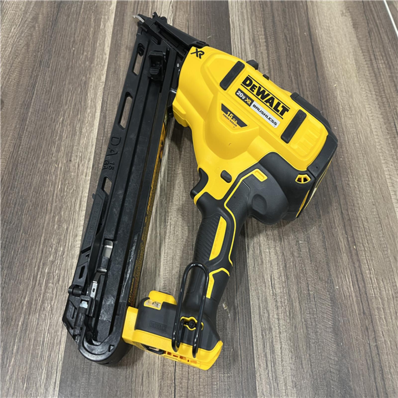 GOOD DeWalt 20V MAX XR 15 Ga. Cordless 34 Deg Nailer Kit (Battery & Charger) 20 V
