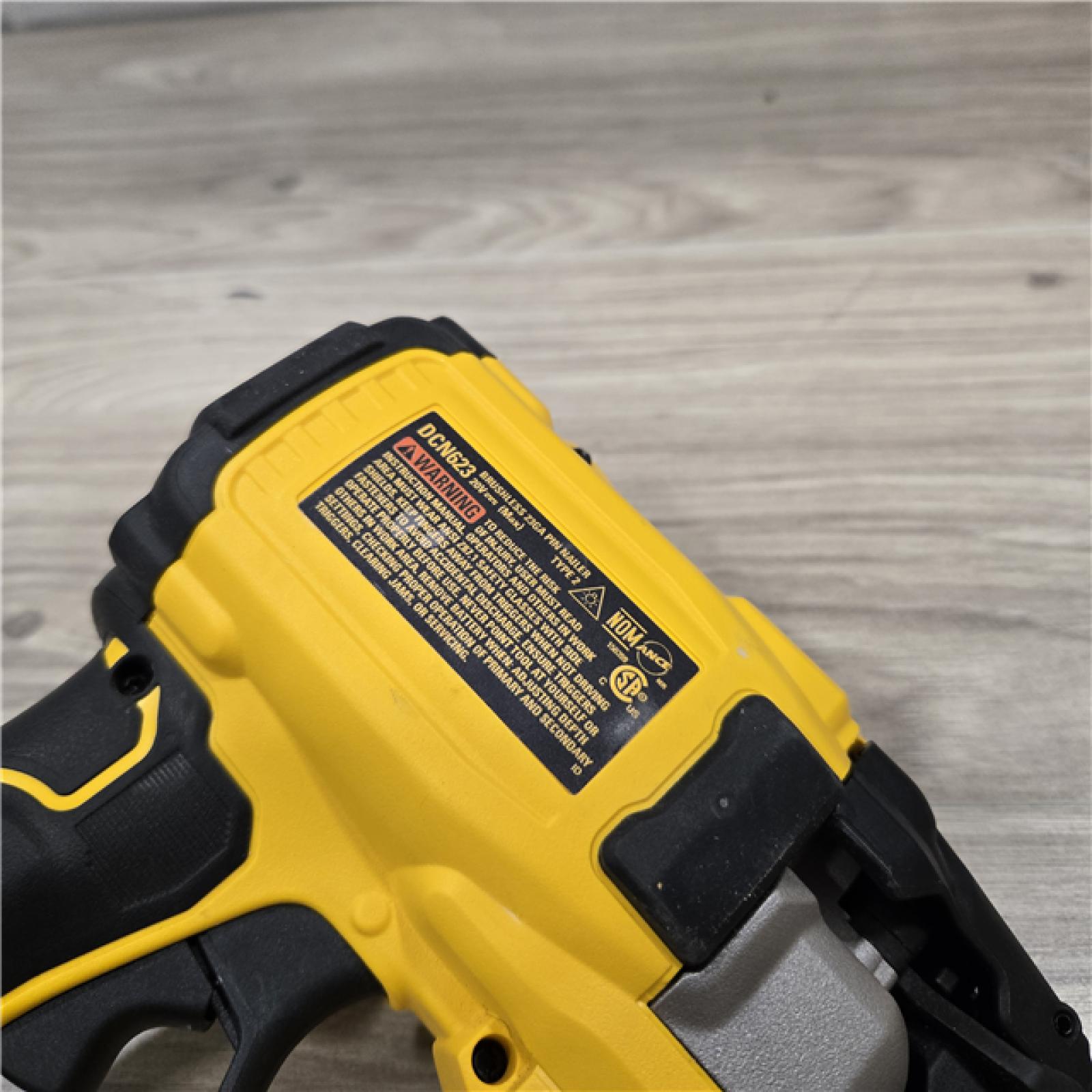 DeWalt DCN623D1 20V MAX Atomic Compact Cordless 23 Gauge Pin Nailer Kit