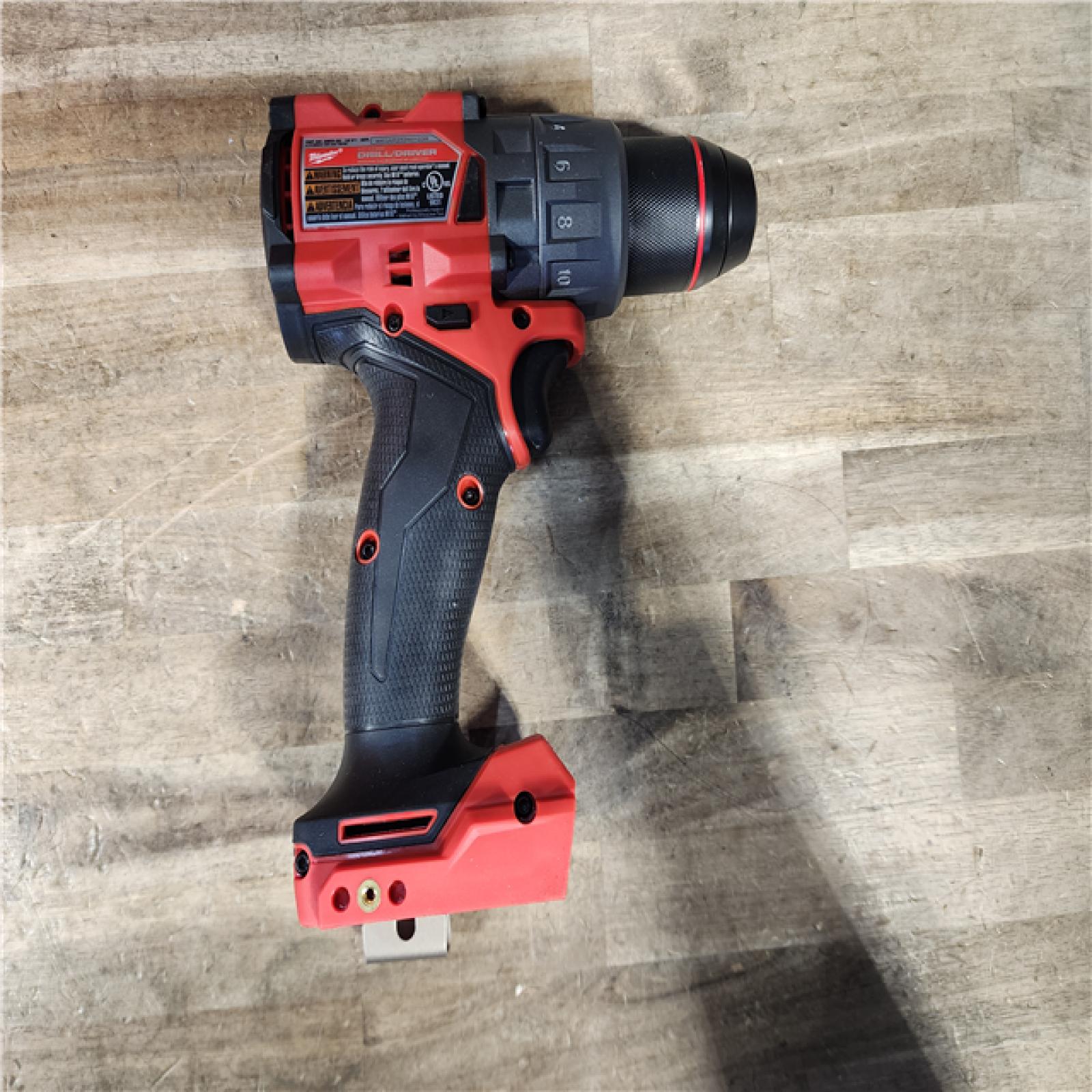 HOUSTON LOCATION - AS-IS (APPEARS LIKE NEW) Milwaukee 2903-22 18V M18 FUEL Lithium-Ion Brushless Cordless 1/2 Drill/Driver Kit 5.0 Ah