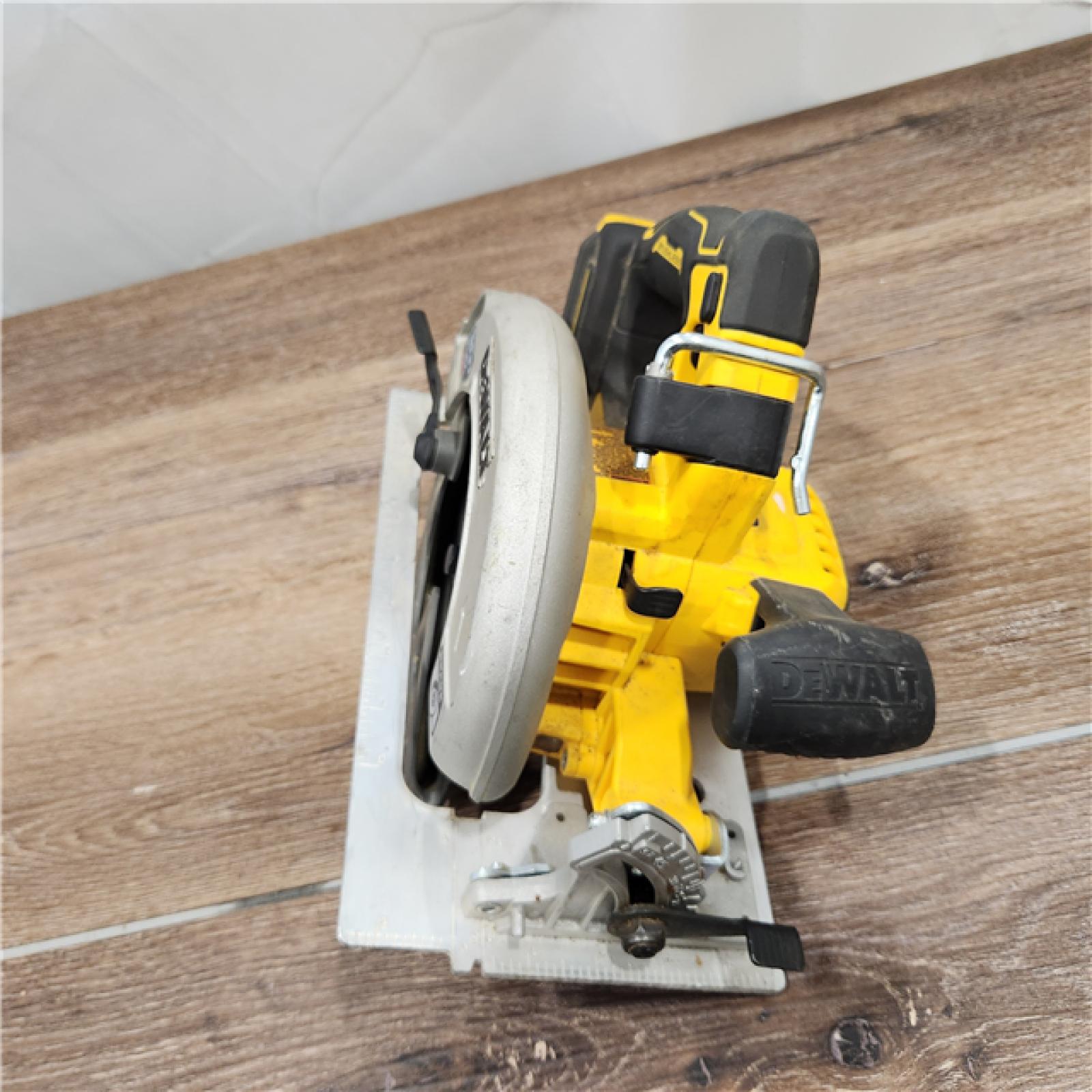 AS-IS DEWALT DCS573B 20V FLEXVOLT ADVANTAGE MAX Lithium-Ion 7-1/4 Brushless Cordless Circular Saw (Tool Only)