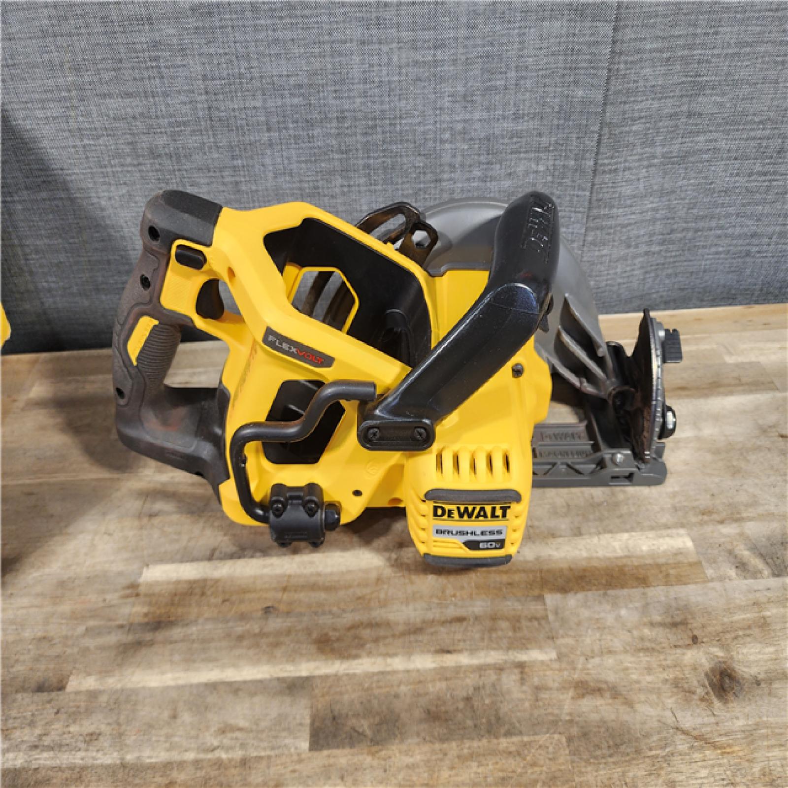 HOUSTON LOCATION - AS-IS DEWALT DCS577X1 60V FLEXVOLT MAX Lithium-Ion 7-1/4 Brushless Cordless Wormdrive Style Circular Saw Kit 9.0 Ah