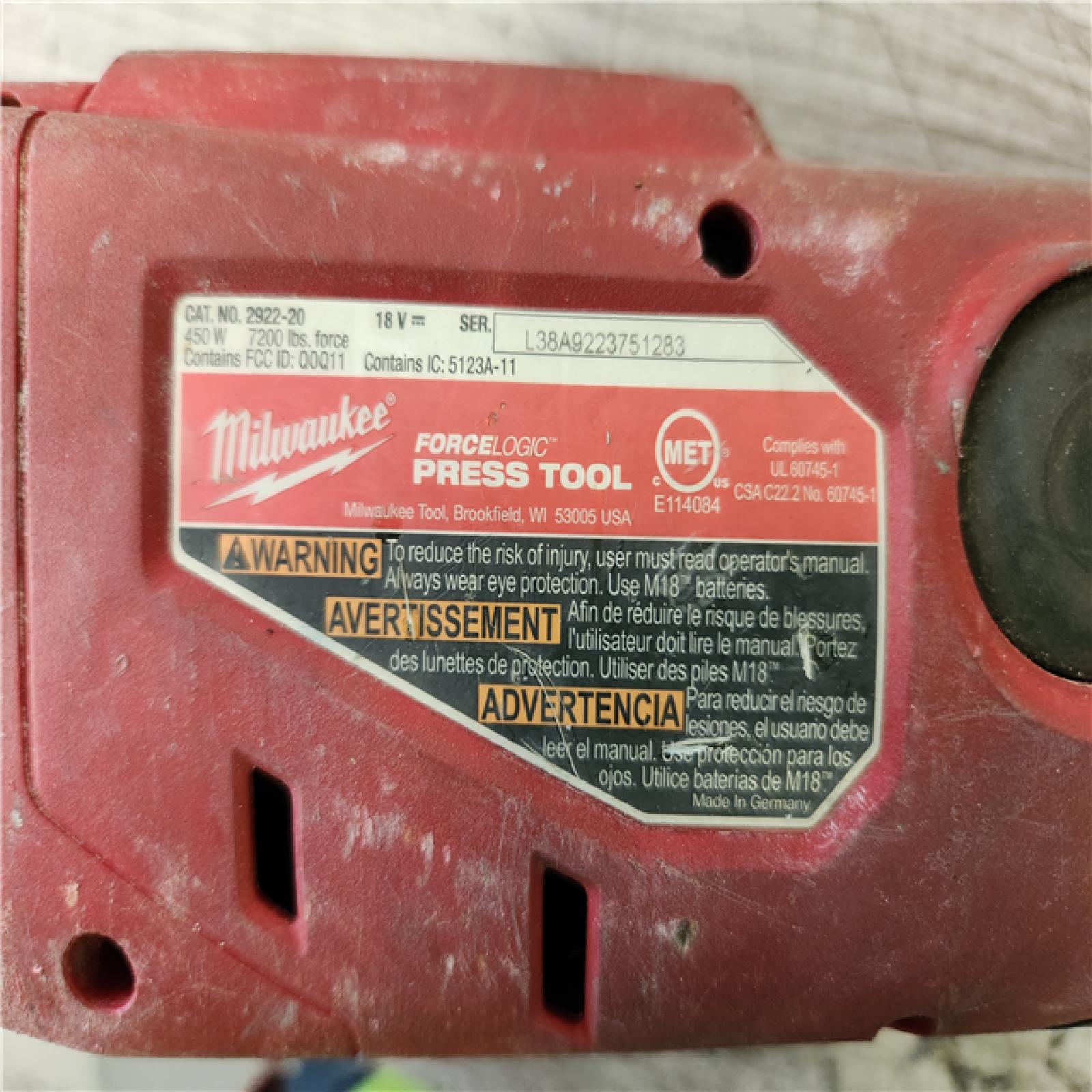 Phoenix Location Milwaukee M18 18V Lithium-Ion Cordless Short Throw Press Tool Kit with 3 PEX Crimp Jaws (2) 2.0 Ah Batteries and Charger (Does Not Turn On)