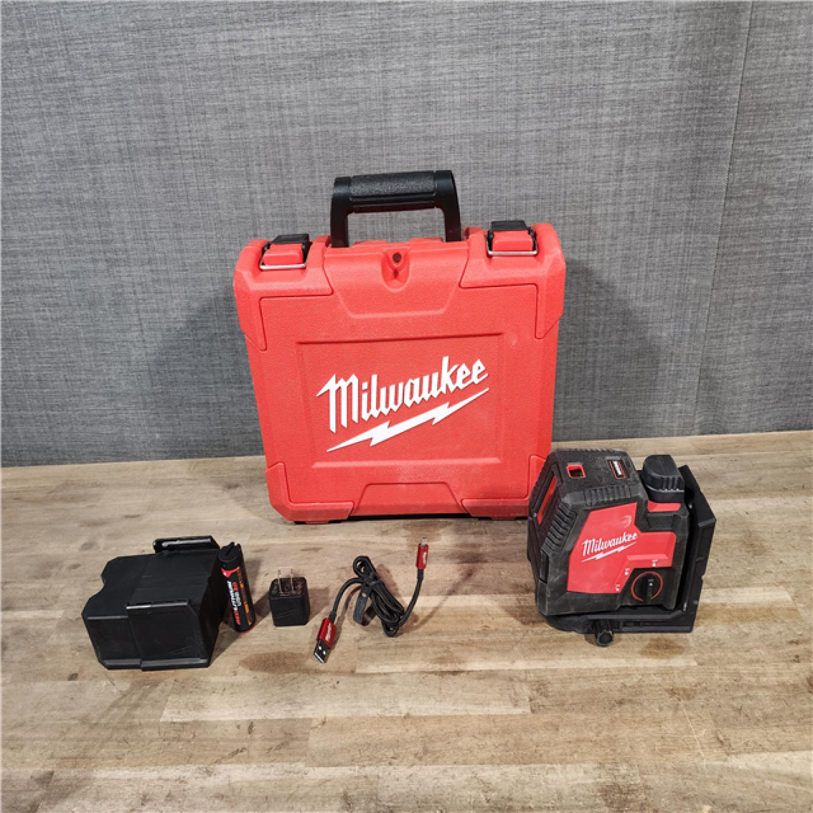 HOUSTON LOCATION - AS-IS Milwaukee-3522-21 Green Beam Laser Cross Line Plumb Point Rechargeable USB Kit