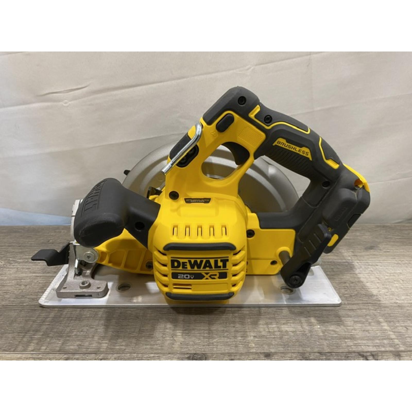 AS-IS DEWALT 20-Volt MAX 7-1/4 in. Cordless Circular Saw (Tool Only)