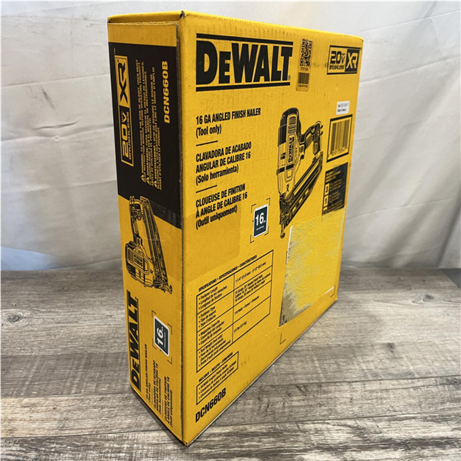NEW - DEWALT 20V MAX XR Lithium-Ion Electric Cordless 16-Gauge Angled Finishing Nailer (Tool Only)