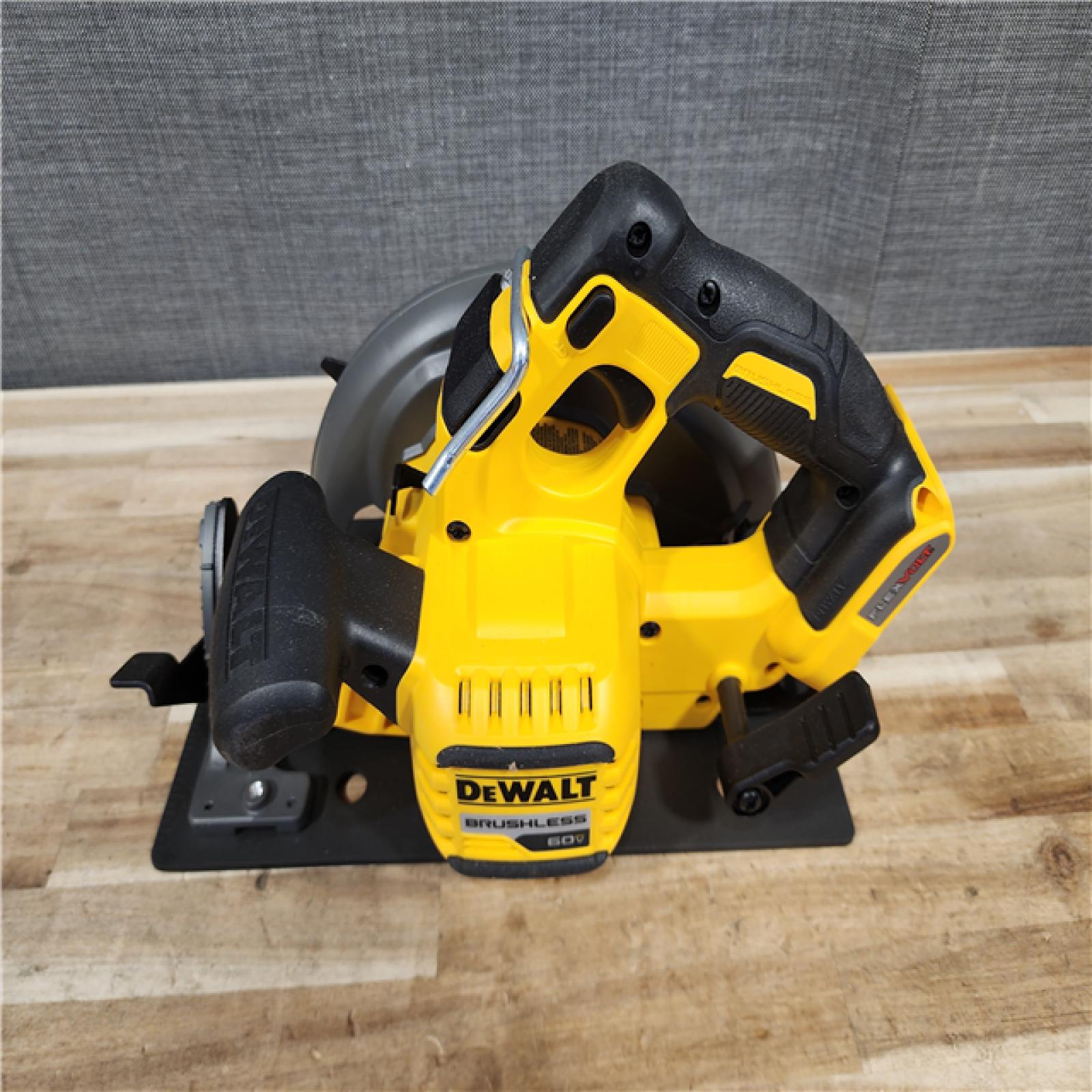 HOUSTON LOCATION - AS-IS (APPEARS LIKE NEW) DEWALT FLEXVOLT 60V MAX Cordless Brushless 7-1/4 in. Circular Saw with Brake (Tool Only)
