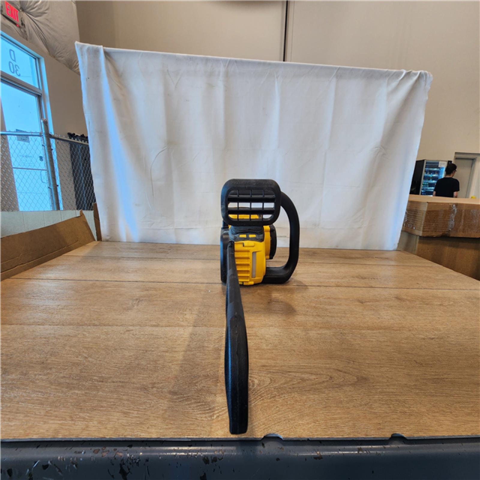 AS-IS- DEWALT 16in Chainsaw 60V MAX - (Tool-Only)