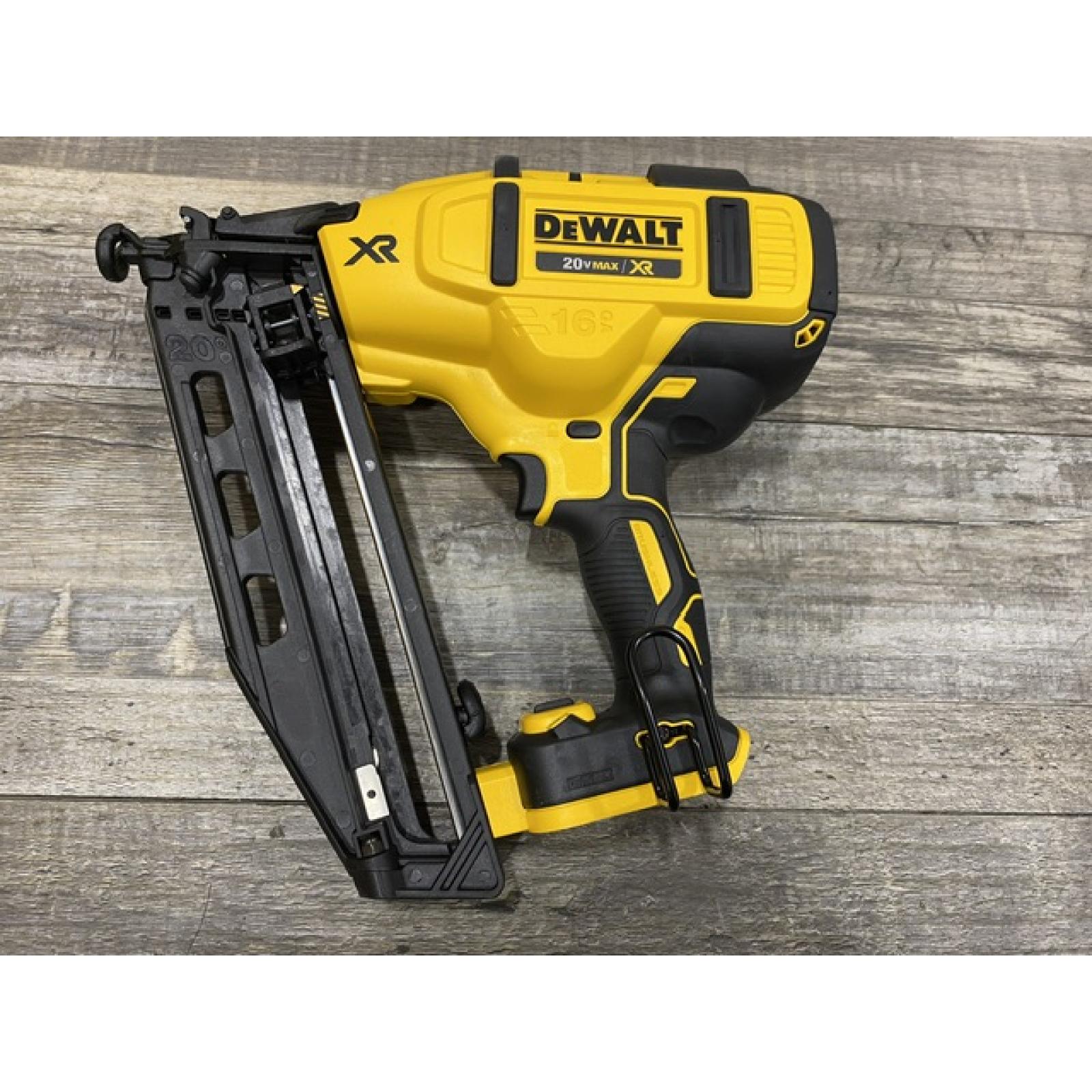 AS-IS DEWALT 20V MAX XR 16-Gauge Electric Cordless Angled Finishing Nailer Kit
