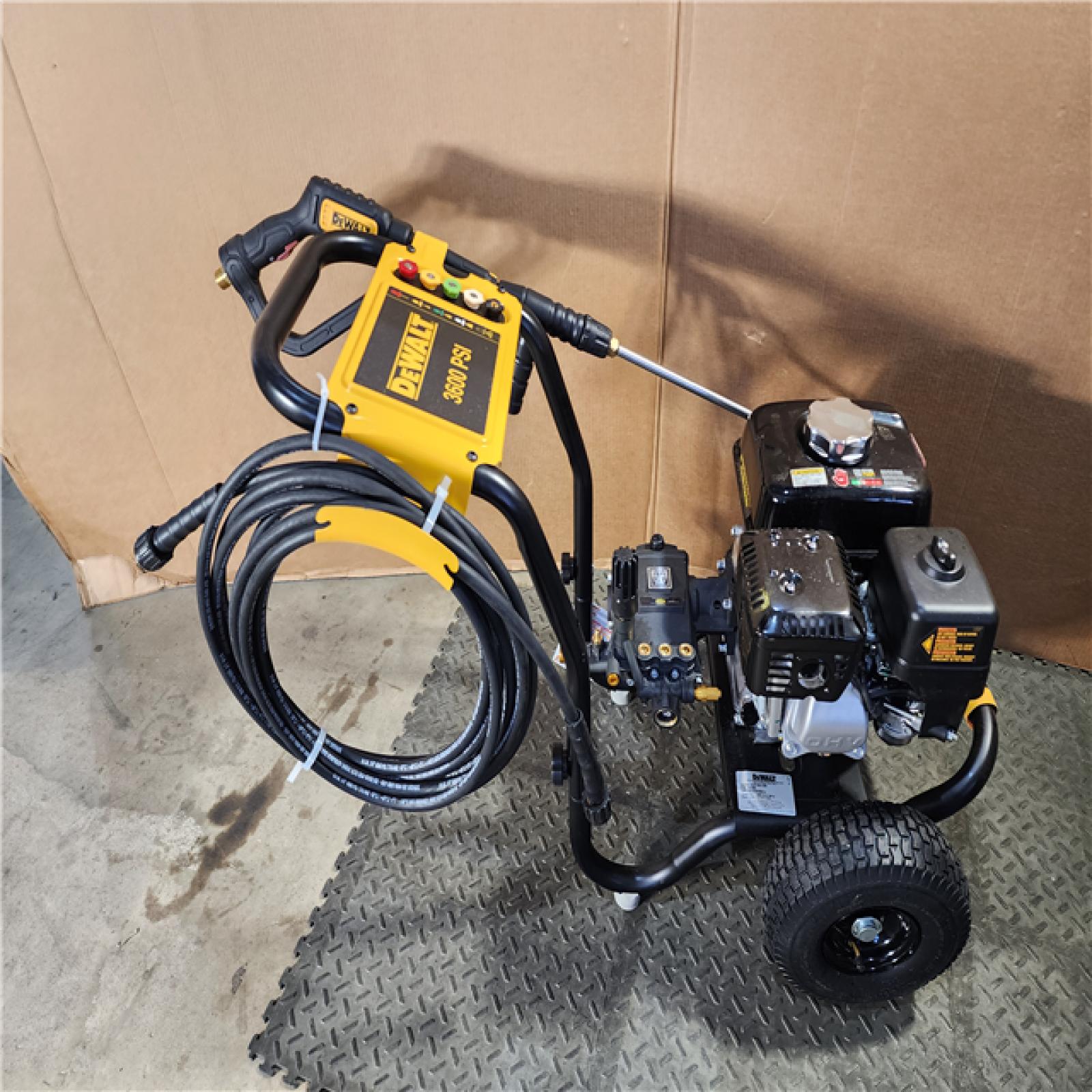 HOUSTON LOCATION - AS-IS DEWALT 3600 PSI 2.5 GPM Gas Cold Water Professional Pressure Washer with HONDA GX200 Engine